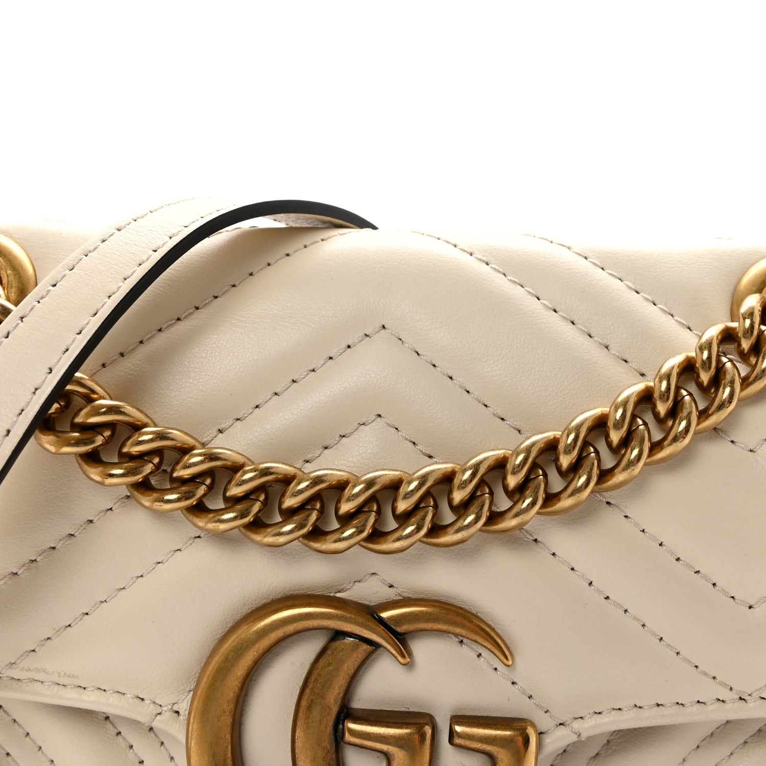 GUCCIロゴ入りホワイトゴールド Gucci Calfskin Matelasse Mini GG Marmont Shoulder Bag White