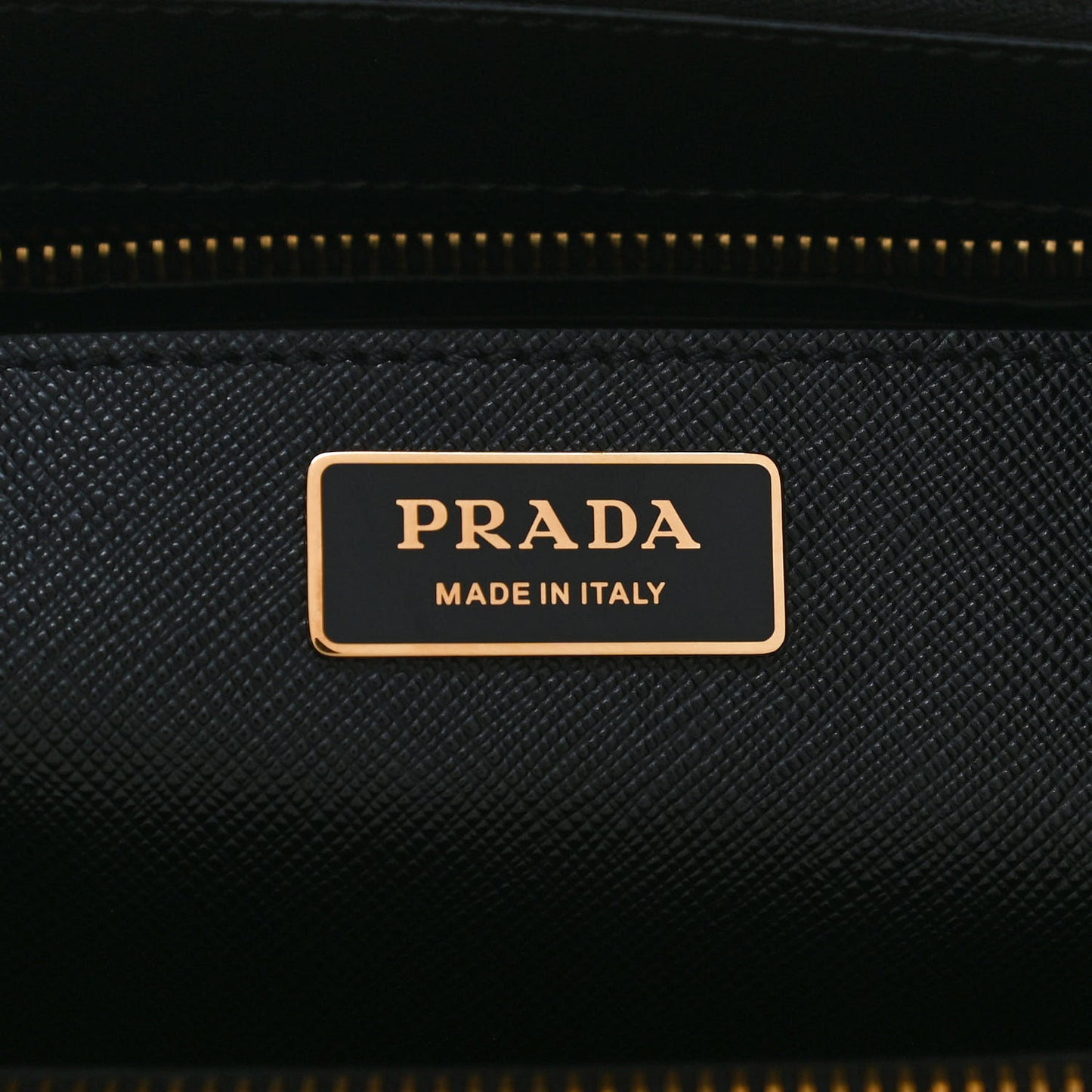 Saffiano Medium Galleria Double Zip Tote Black