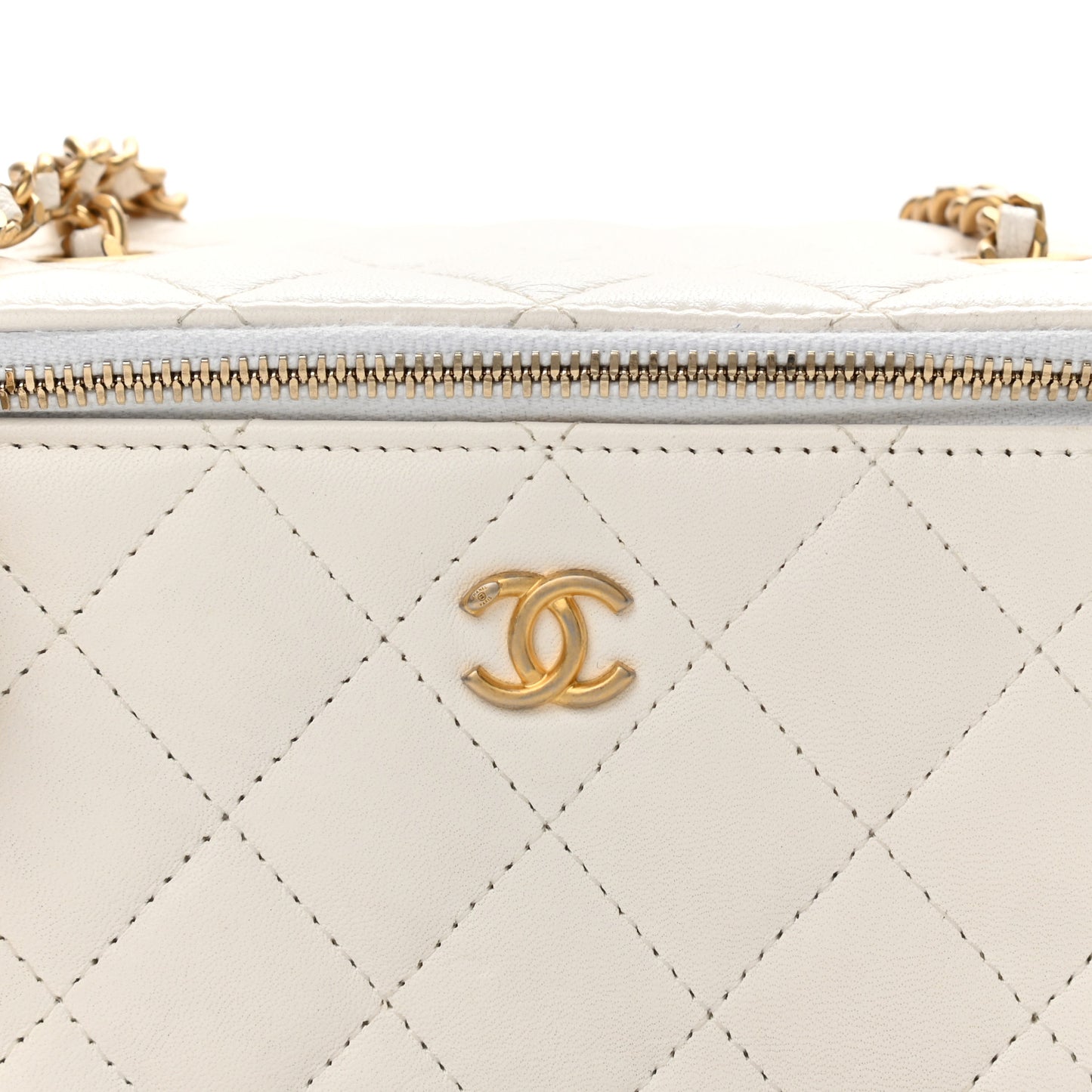 Lambskin Quilted Pearl Crush Small Vanity Case With Chain White
