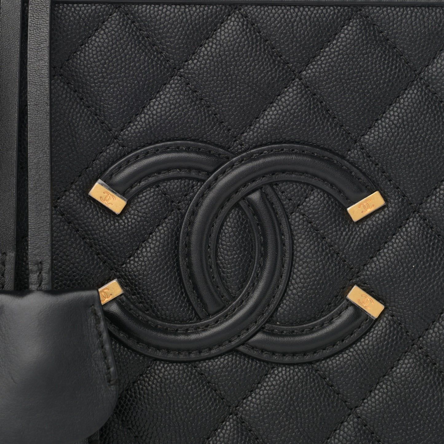Caviar Quilted Medium CC Filigree Vanity Case Black