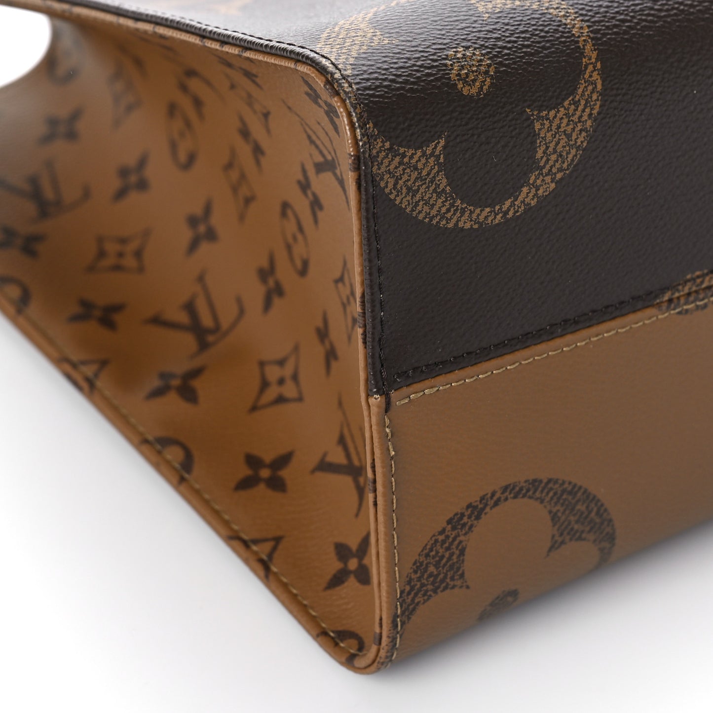 Reverse Monogram Giant Onthego MM