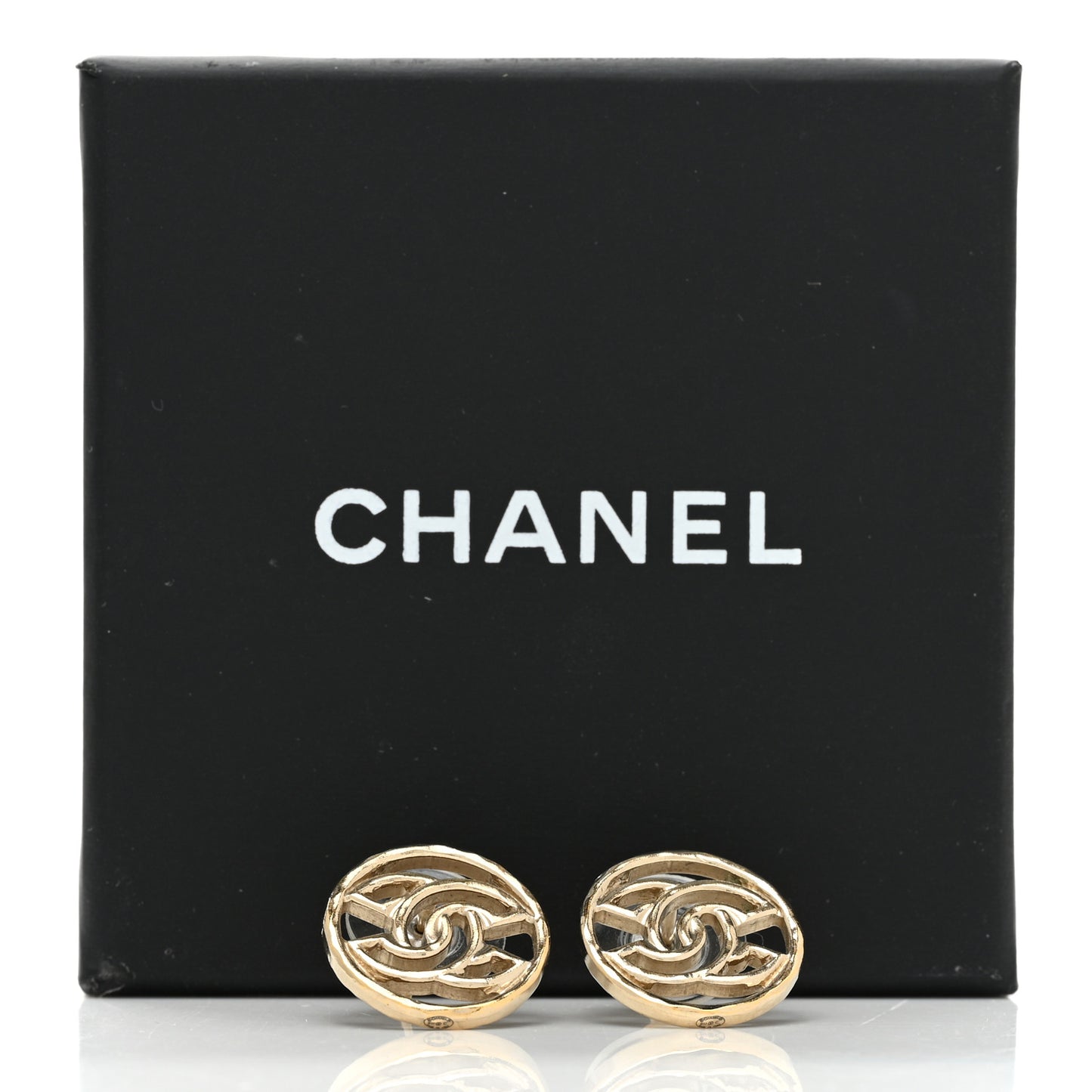 Metal CC Round Earrings Gold