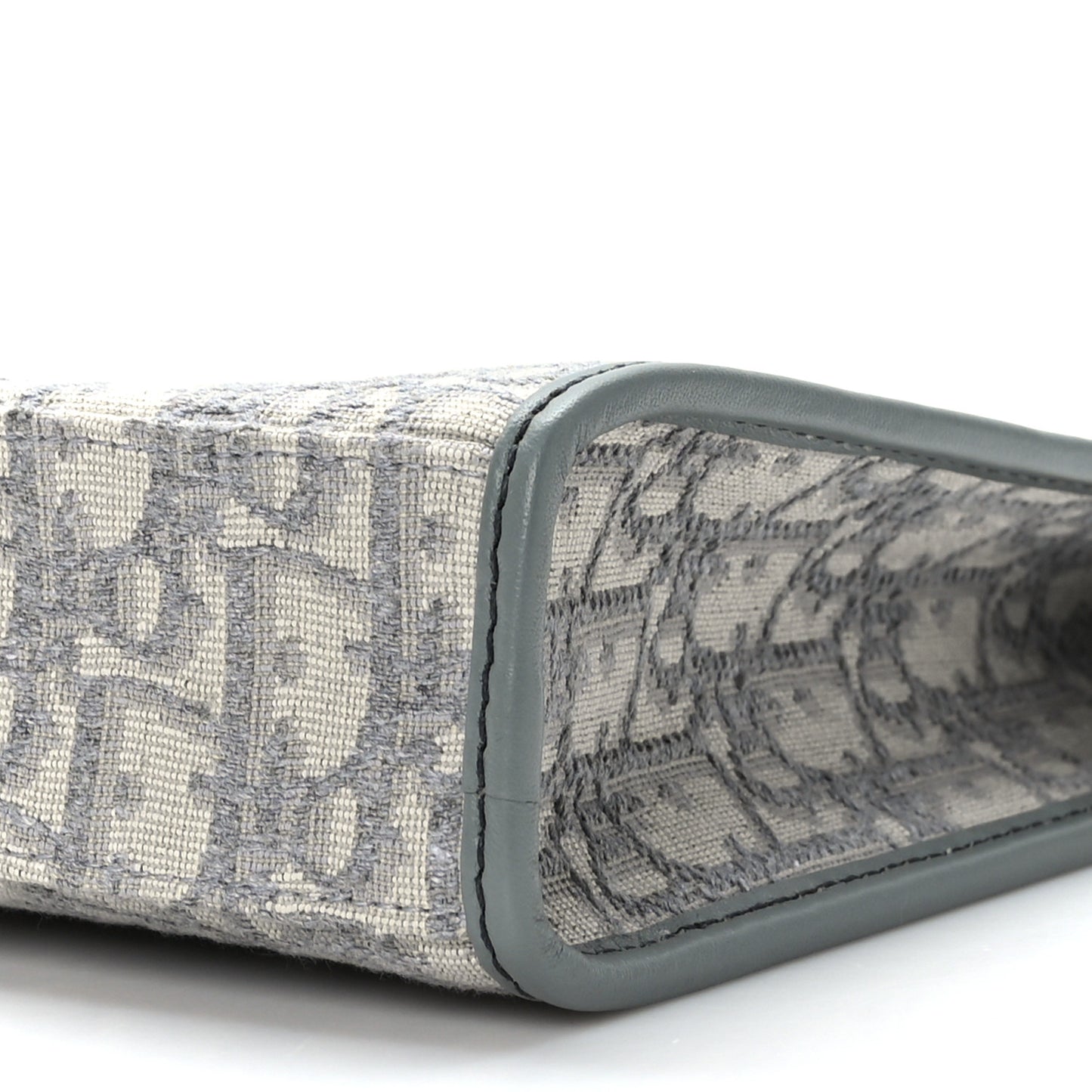 Oblique Medium 30 Montaigne Pouch Grey