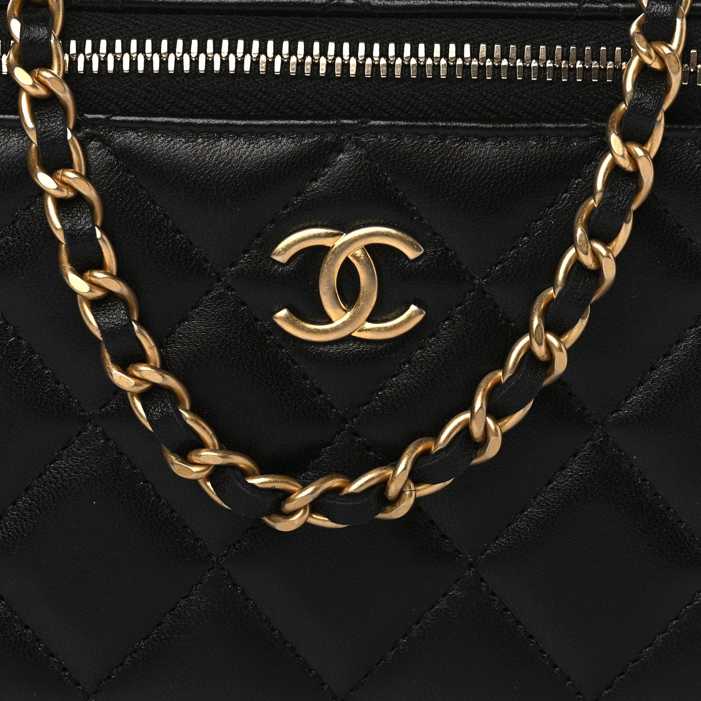 Lambskin Quilted Small Top Handle Vanity Case With Chain Black