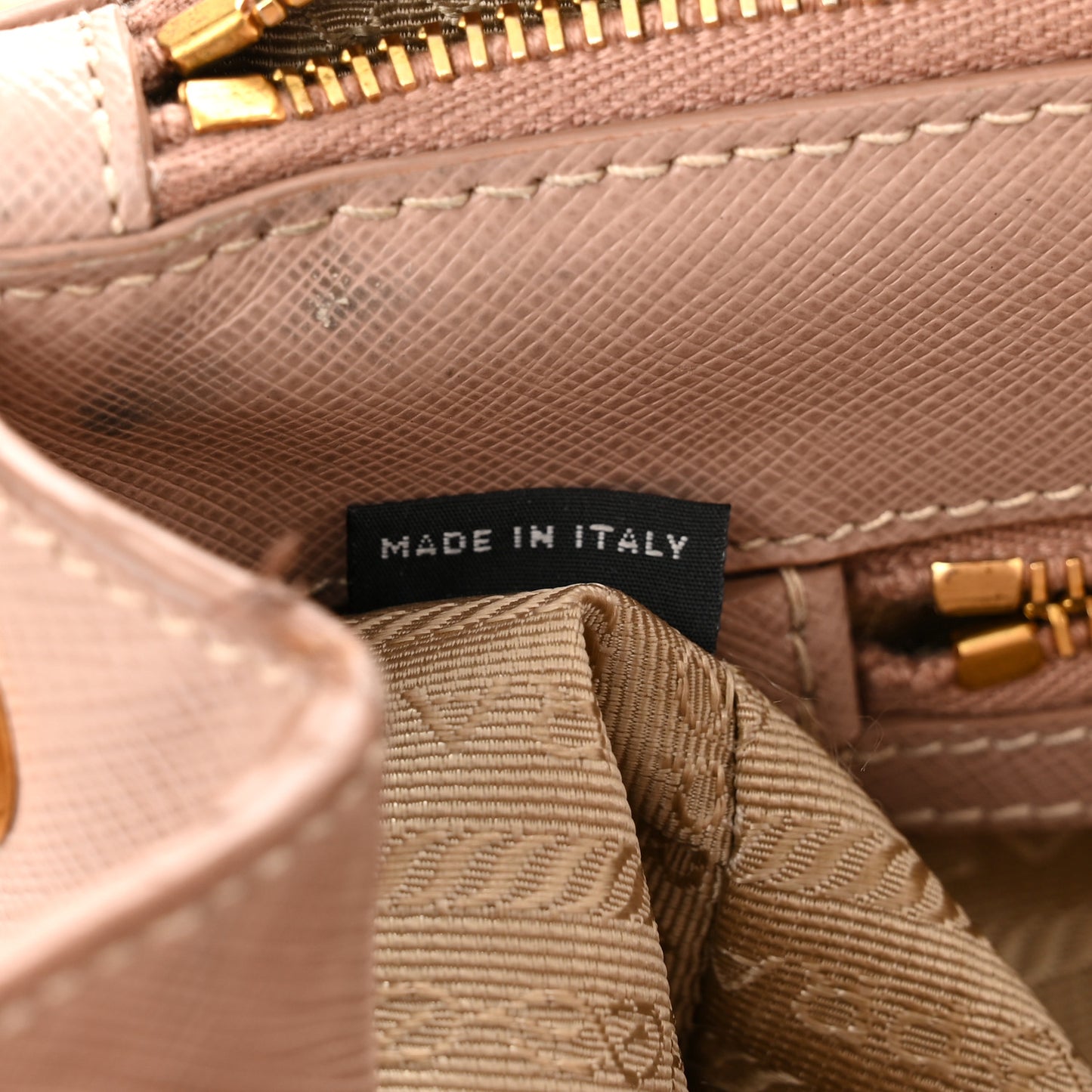 Saffiano Medium Galleria Double Zip Tote Cammeo