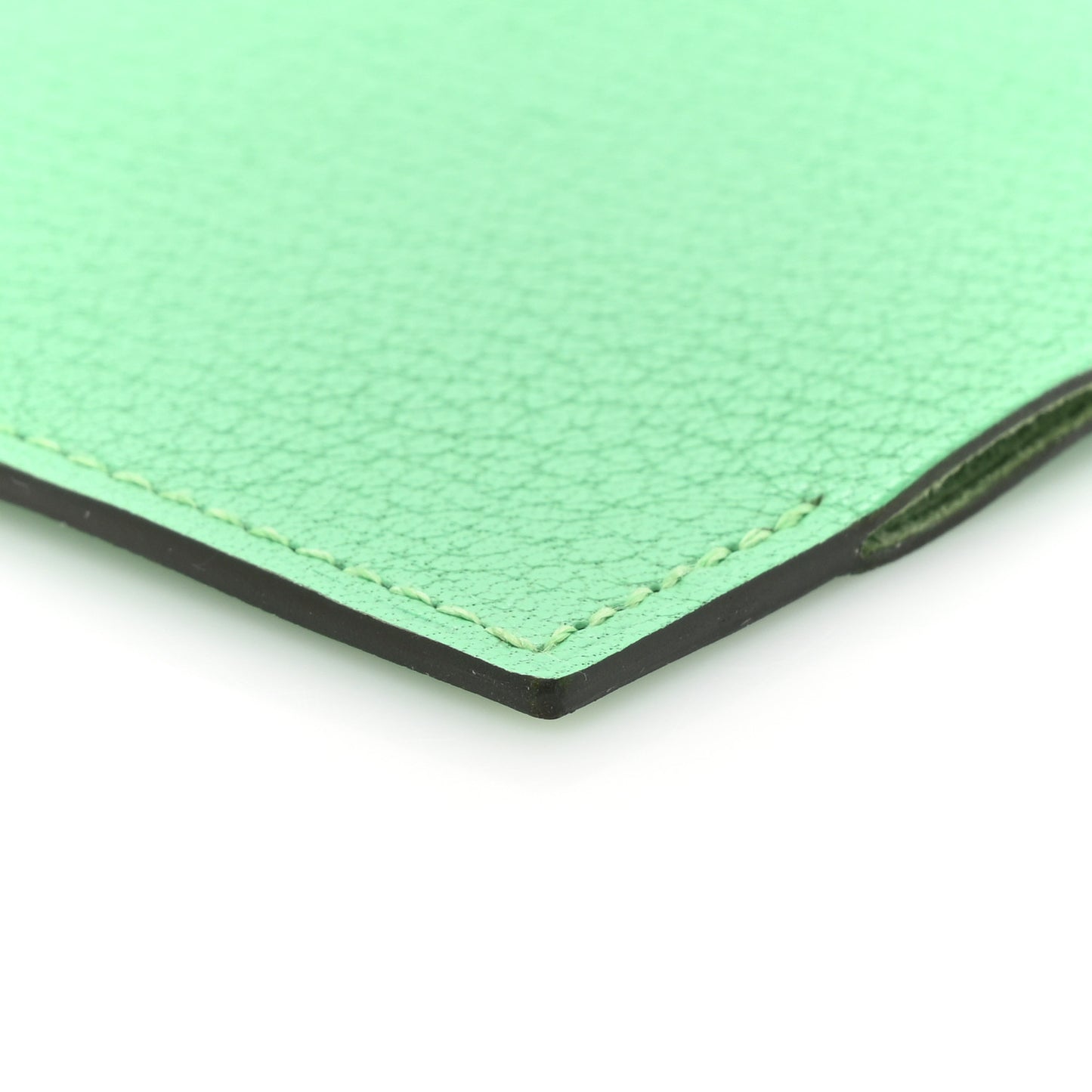 Chevre Chamkila Tarmac PM Passport Holder Vert Comics