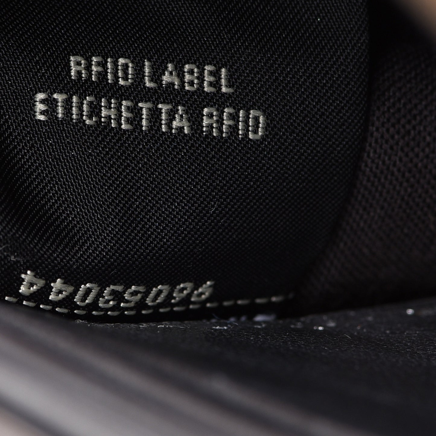 Vitello Catalan Mirror Logo Embossed Medium Wallet On Chain Argento