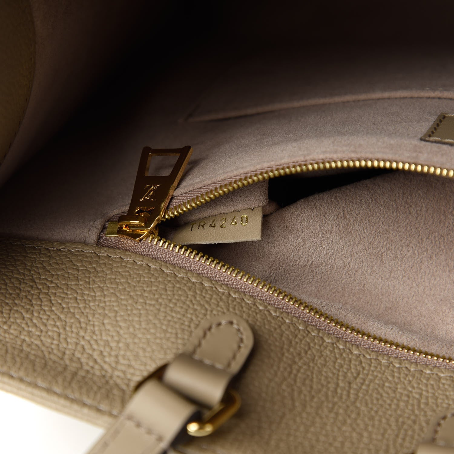 Louis Vuitton Empreinte Monogram Giant Onthego MM Tourterelle 9 of 10