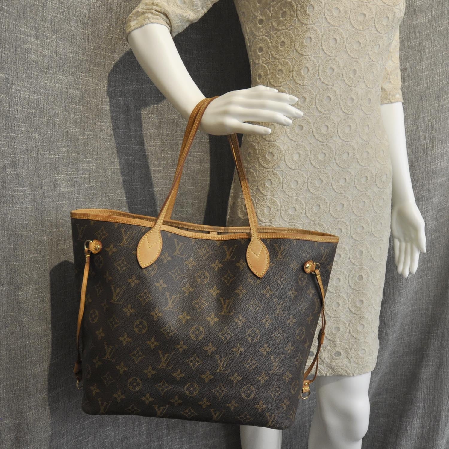Louis Vuitton Monogram Neverfull MM 2 of 9