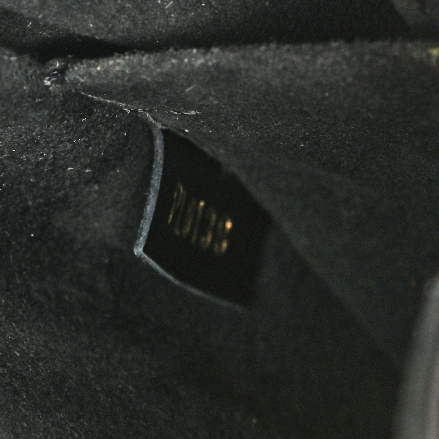 Reverse Monogram Chantilly Lock Black