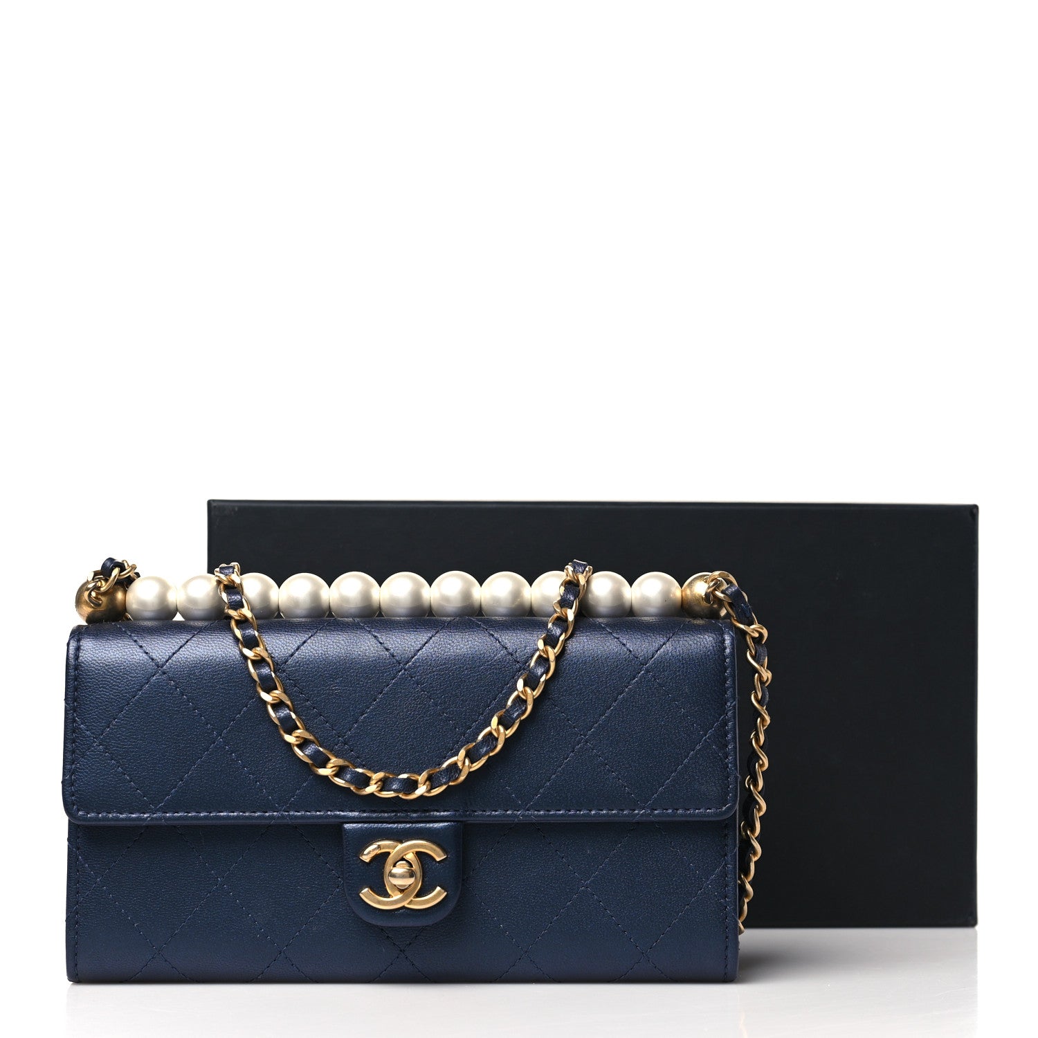 CHANEL ネイビー キルティング クラッチバッグ Chanel Goatskin Quilted Chic Pearls Clutch With Chain Navy 1660335