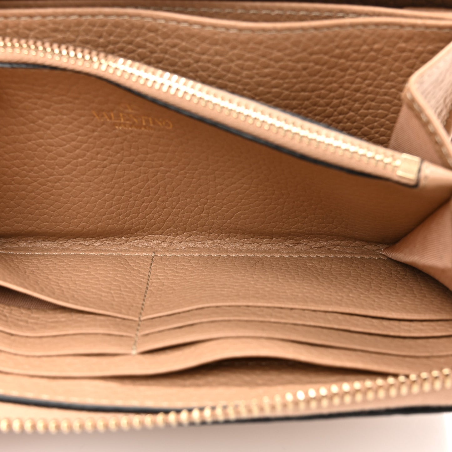 Pebbled Calfskin Rockstud Zip Around Wallet Cammello