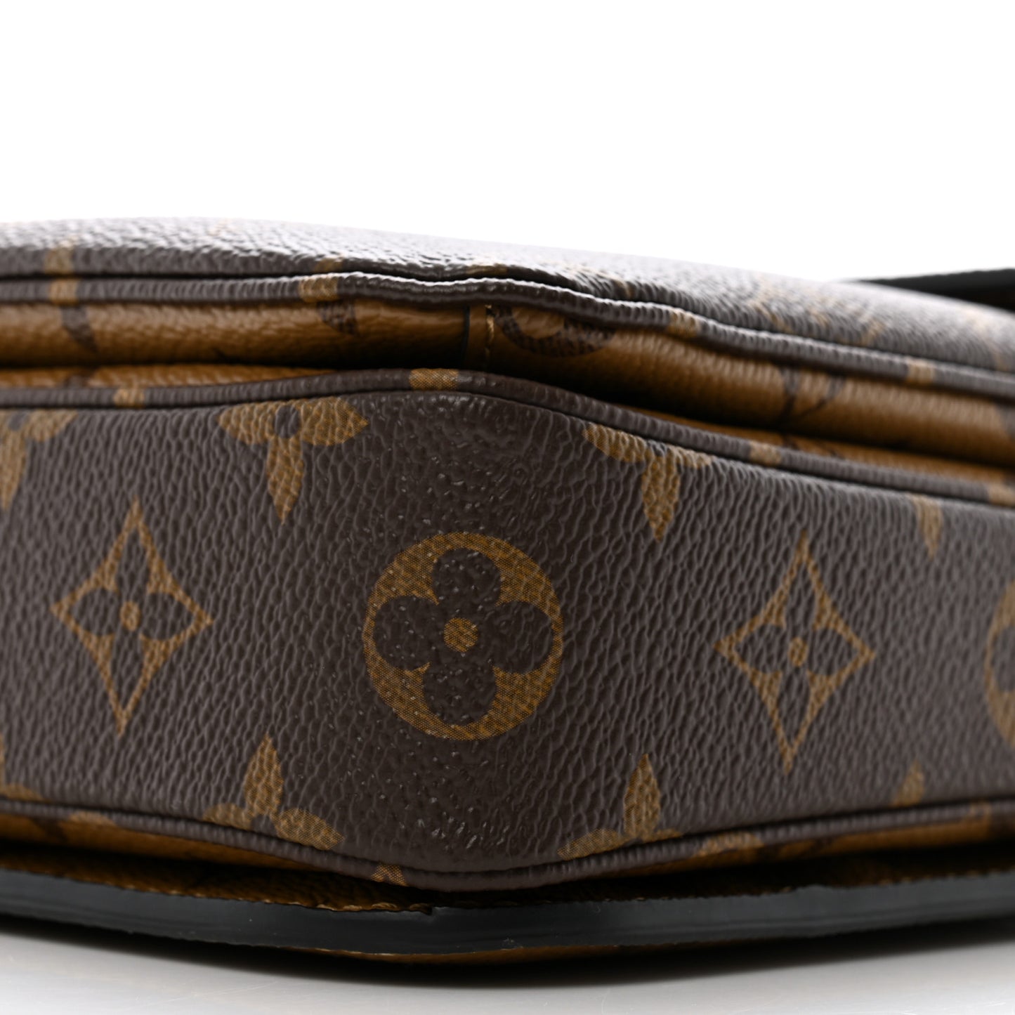 Reverse Monogram Pochette Metis