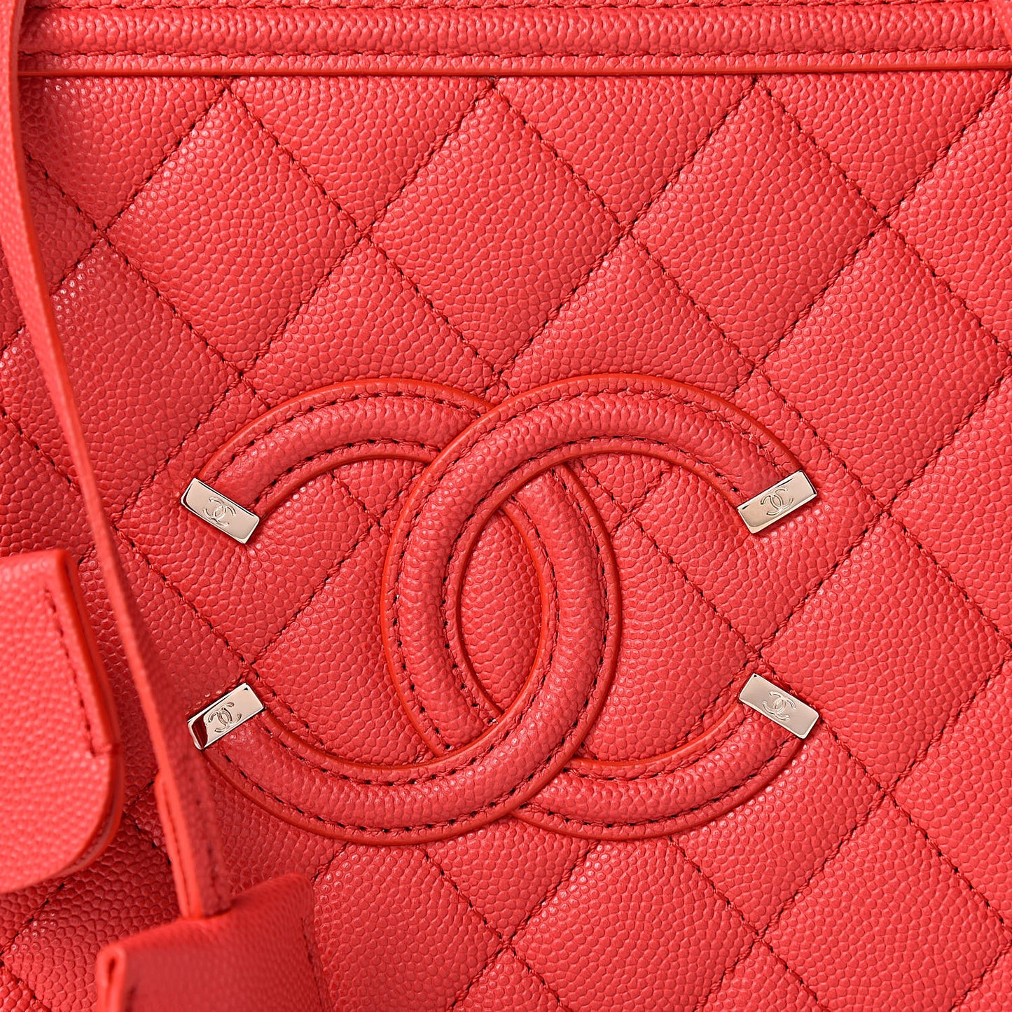 Caviar Quilted Medium CC Filigree Vanity Case Red