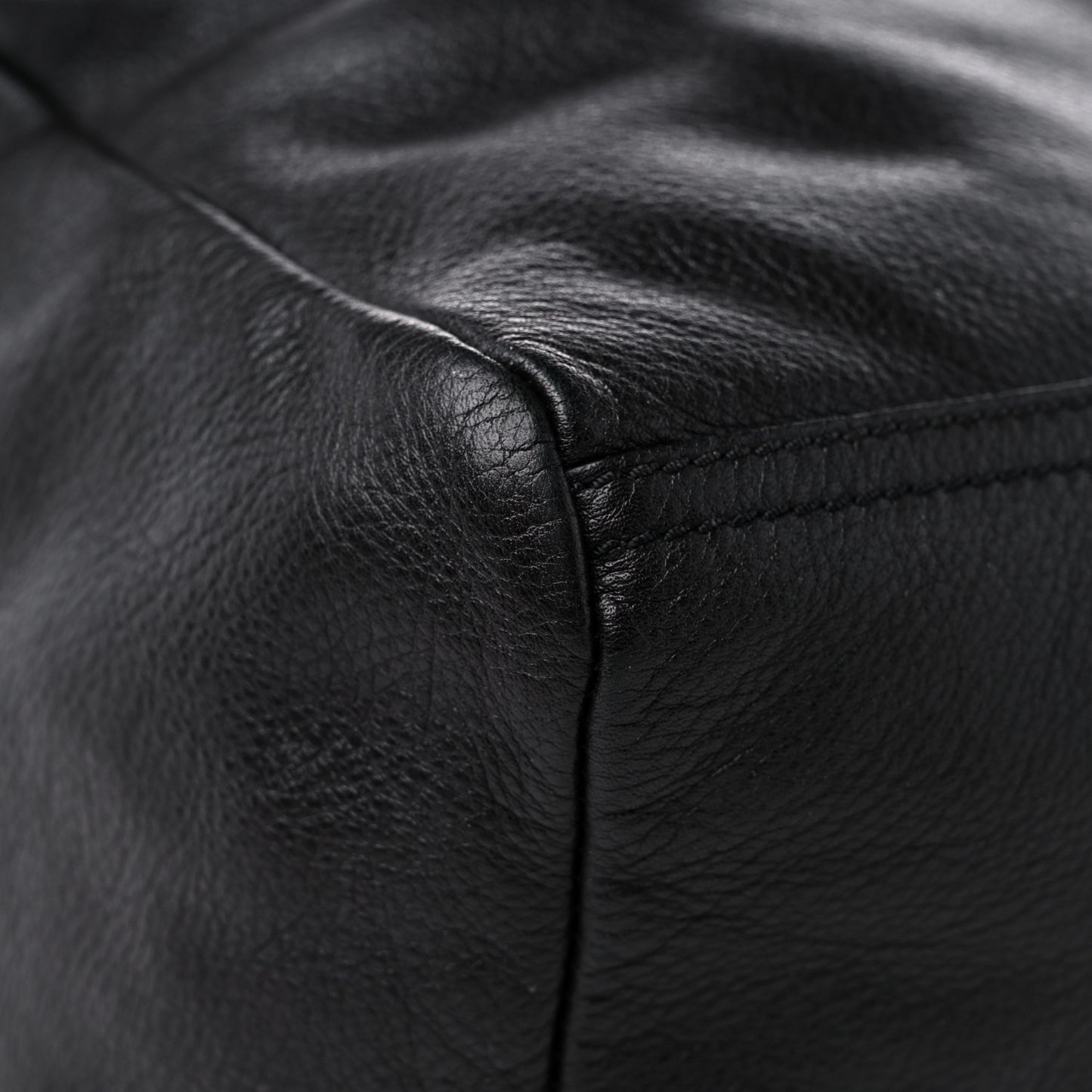 Pebbled Calfskin Medium Pyramid Stud Pandora Black