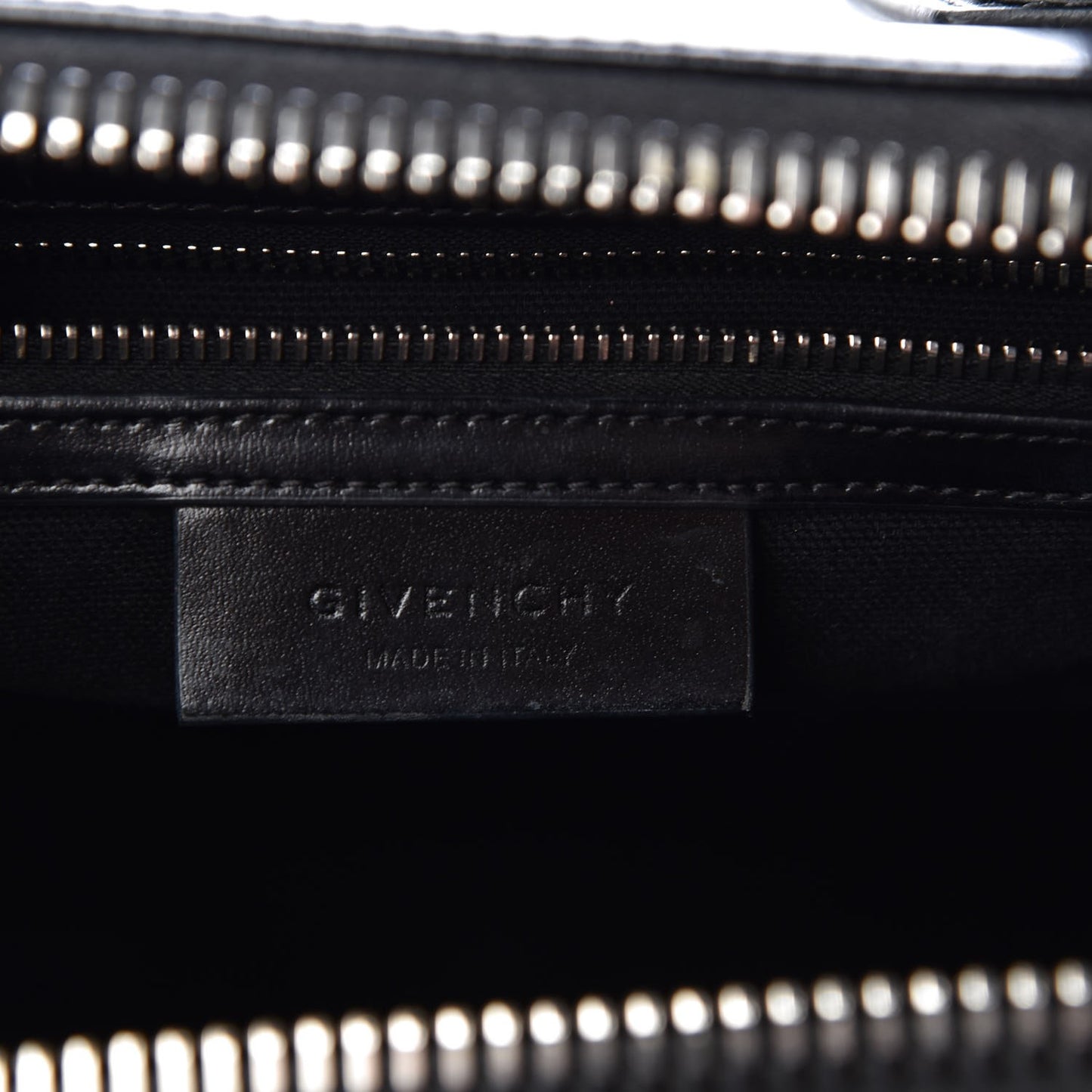 Shiny Lord Calfskin Medium Antigona Black