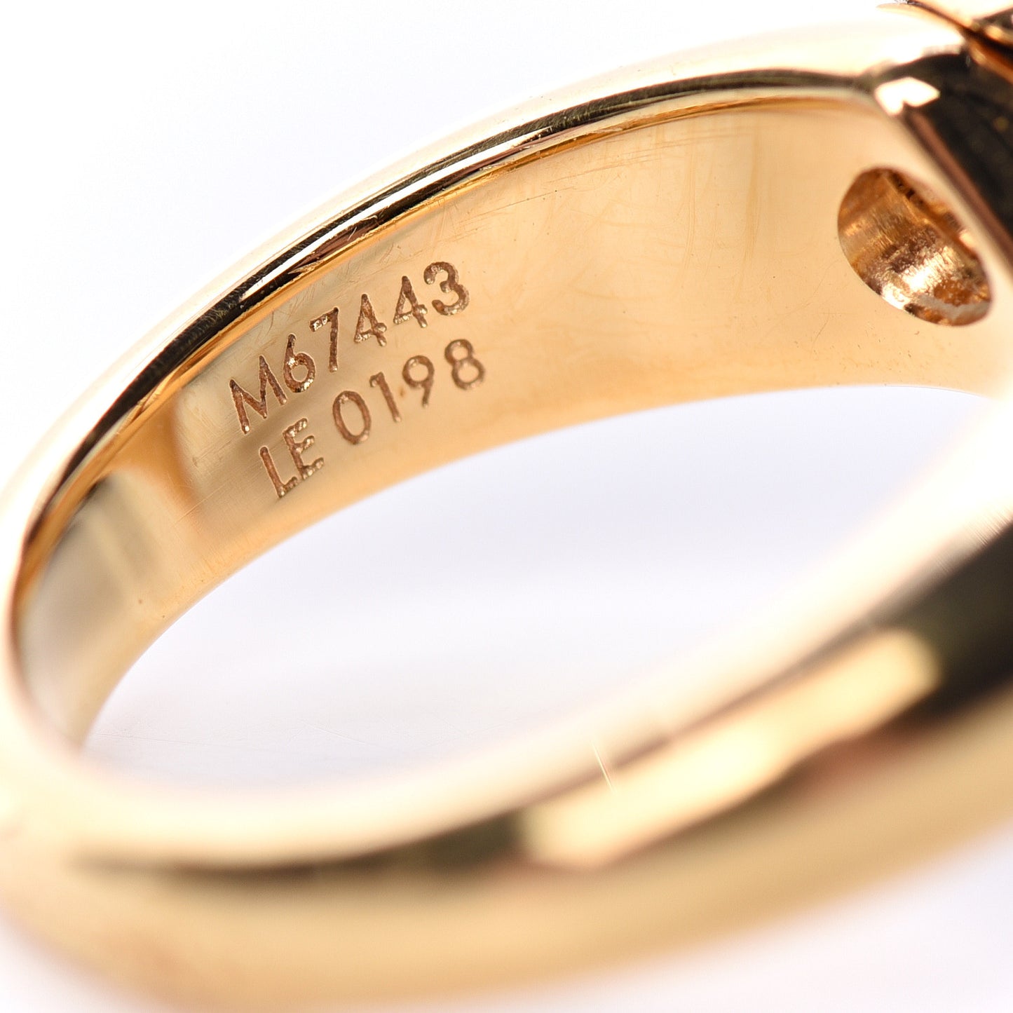 Essential V Guilloché Ring S Gold