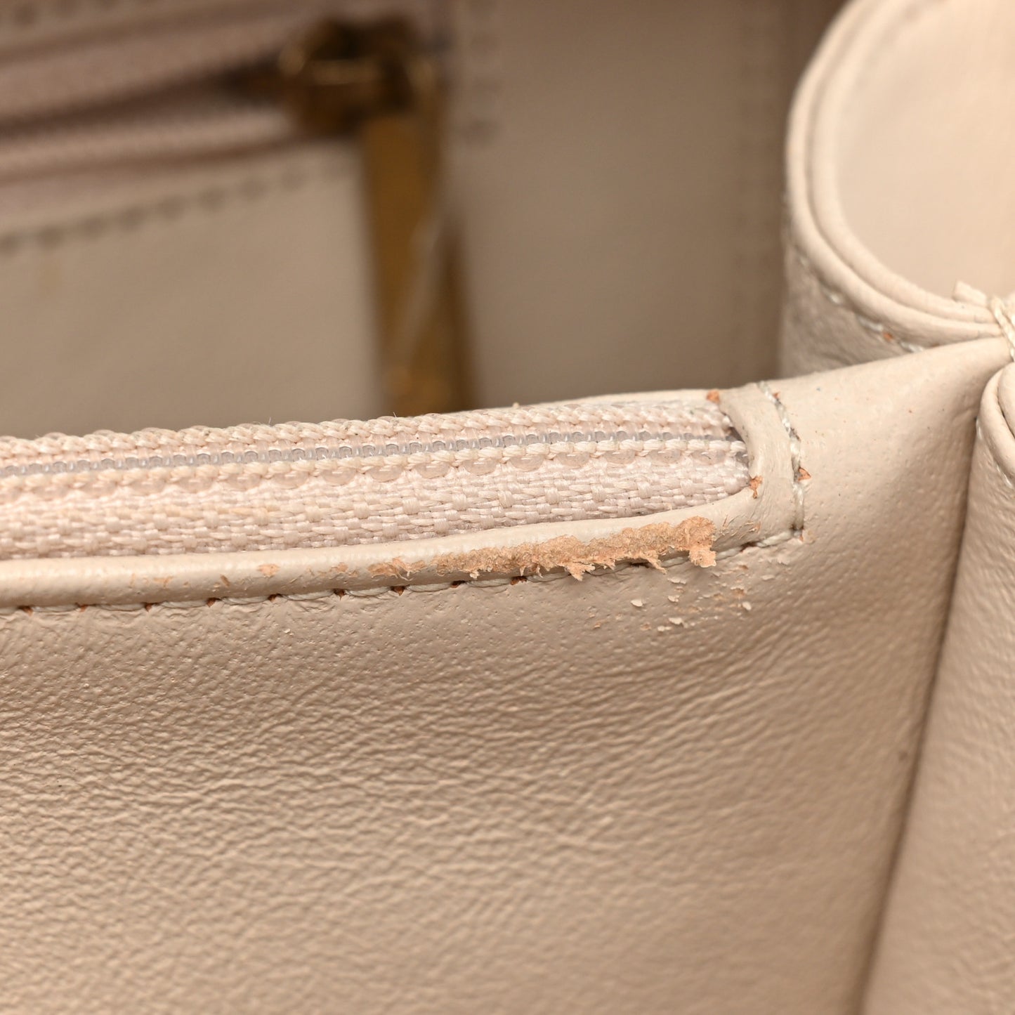 Caviar Quilted Medium CC Filigree Vanity Case White