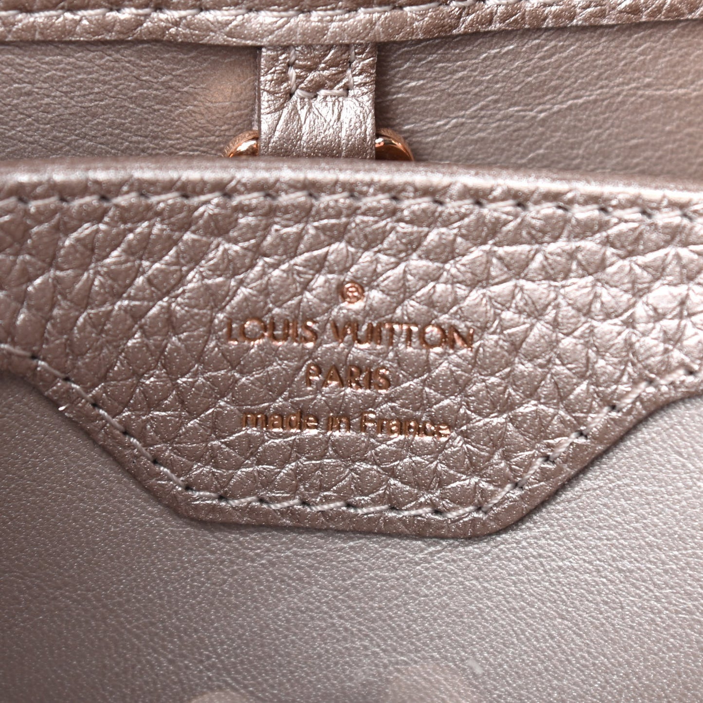 Sequins Metallic Taurillon Capucines BB Beige