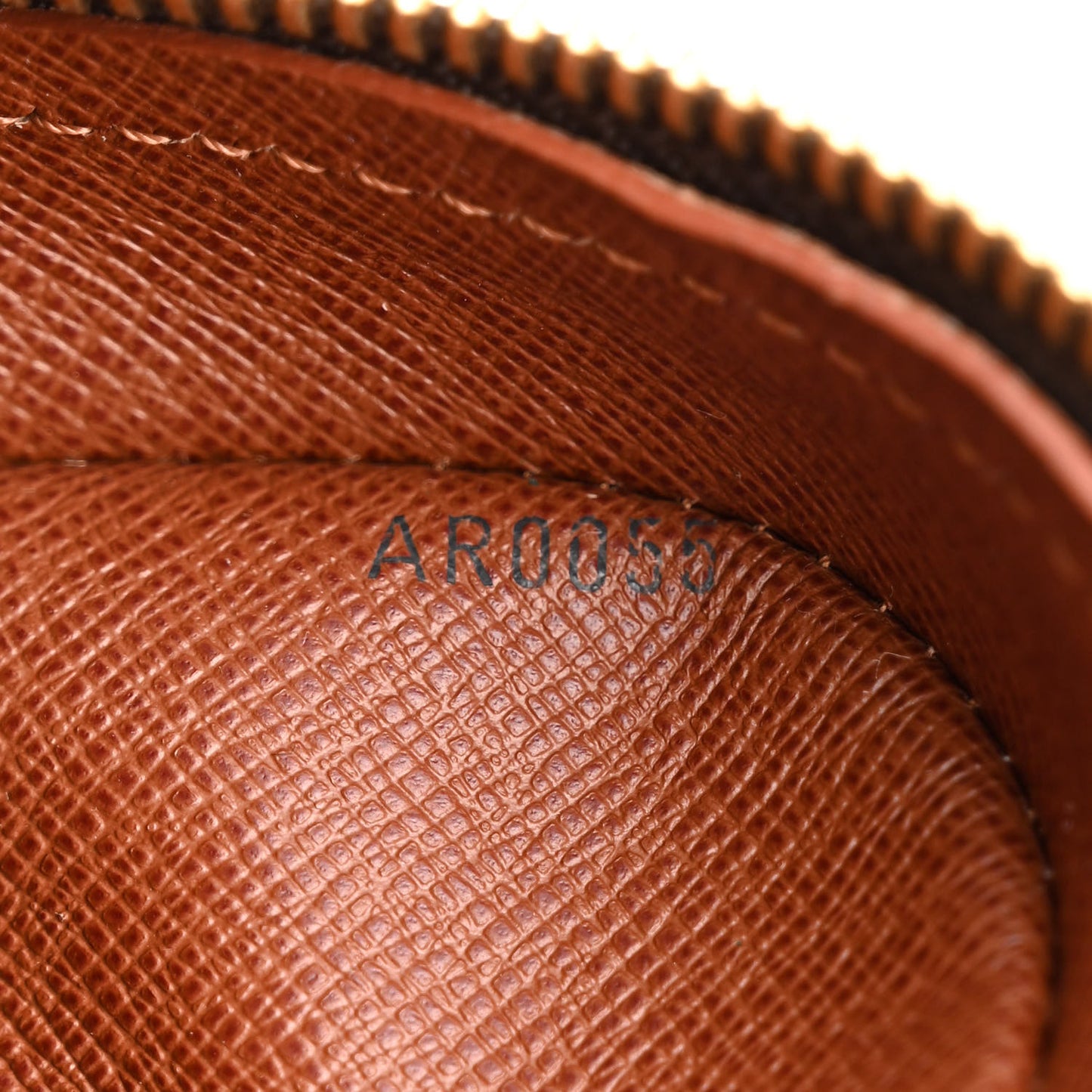 Monogram Nil 28
