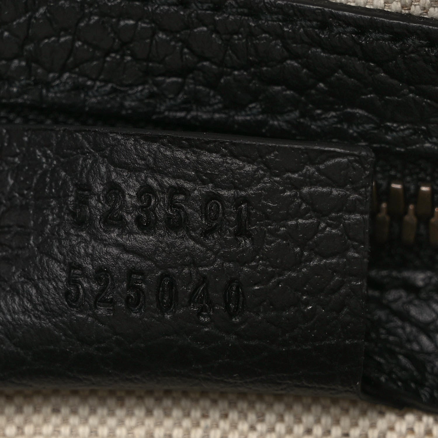 Gucci Grained Calfskin Logo Messenger Bag Black 7 of 9