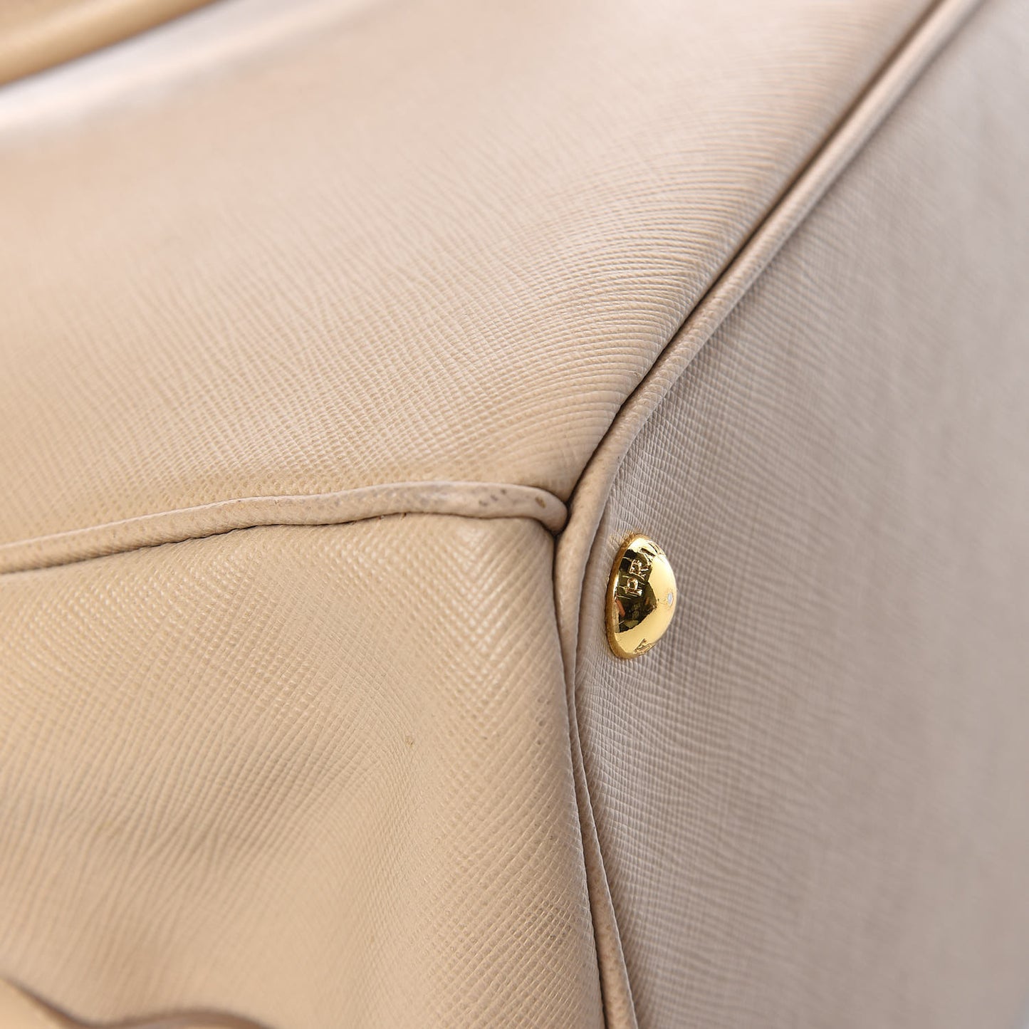 Saffiano Medium Galleria Double Zip Tote Sabbia