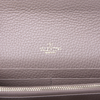 Valentino Garavani Pebbled Calfskin Rockstud Envelope Wallet on Chain Poudre 6 of 12