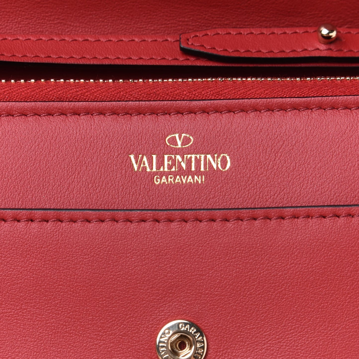 Vitello Rockstud Carry Secrets Continental Wallet On Chain Red