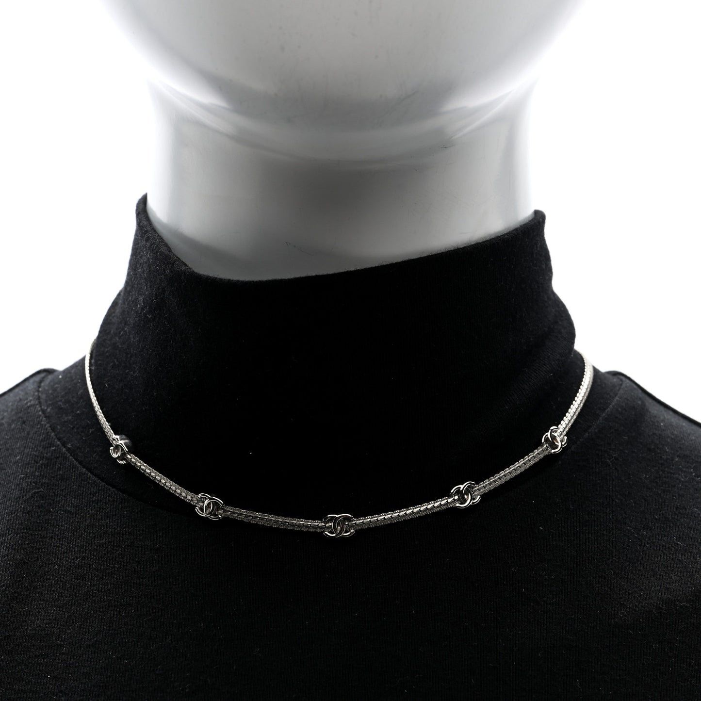 Metal CC Short Chain Necklace Silver