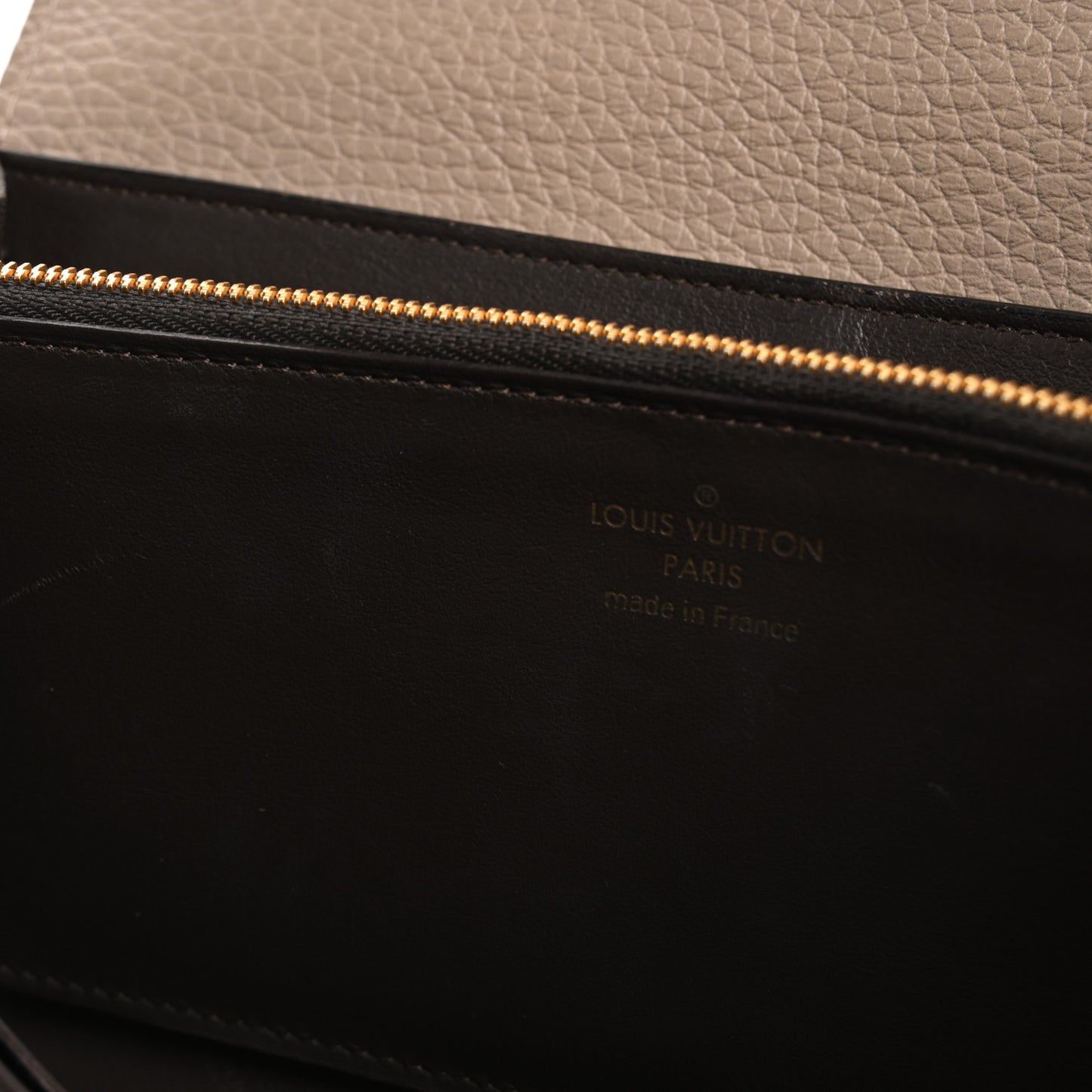 Taurillon Capucines Wallet Galet