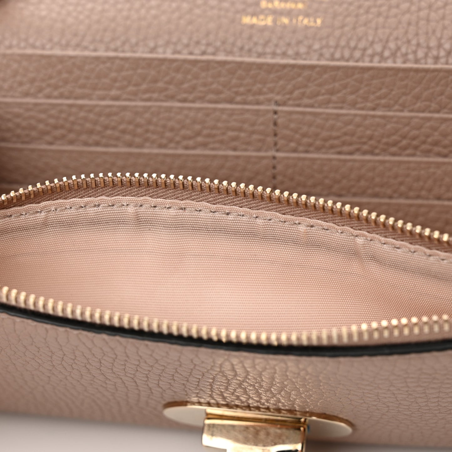 Pebbled Calfskin Rockstud Flip Lock Wallet On Chain Poudre
