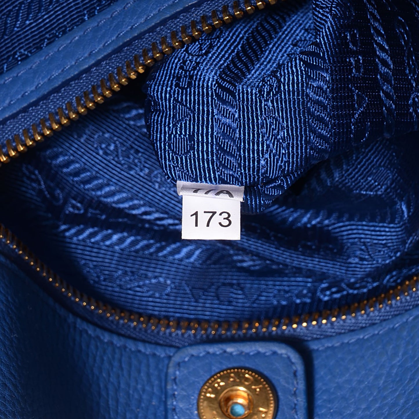 Vitello Daino Medium Satchel Azzurro