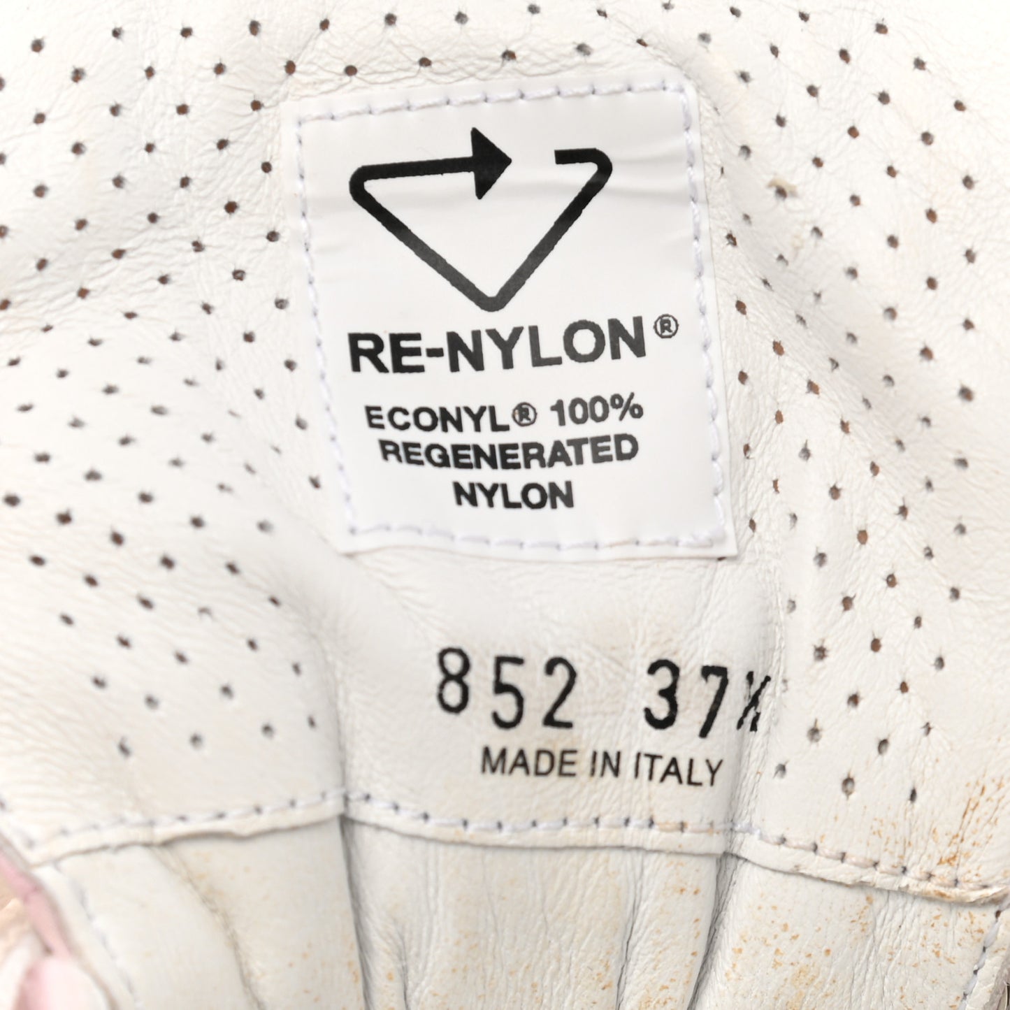 Re-Nylon Piuma Metal Triangle Logo Quilted 45mm Sneakers 37.5 Alabastro