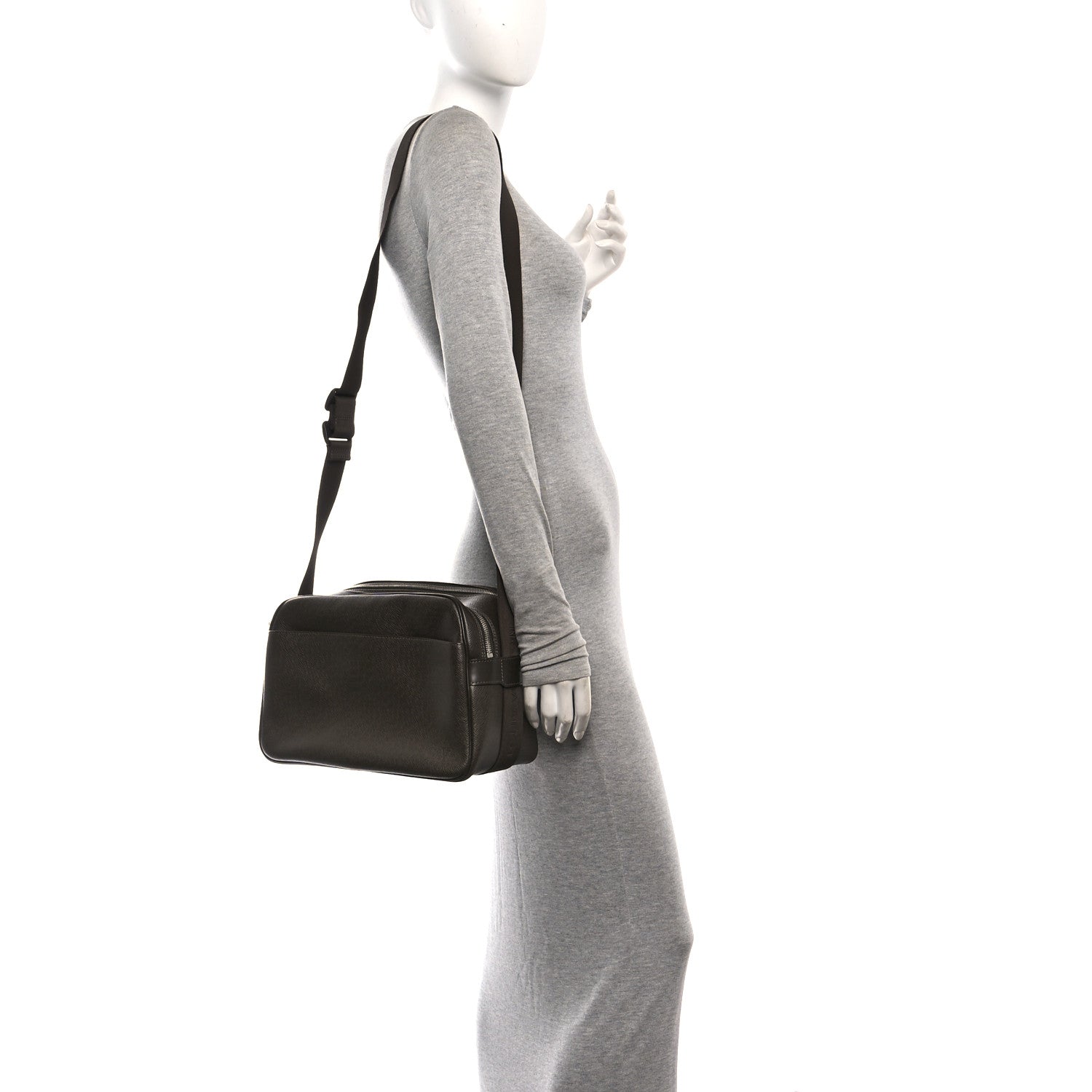 Louis Vuitton Taiga Reporter Messenger Grizzli 2 of 13