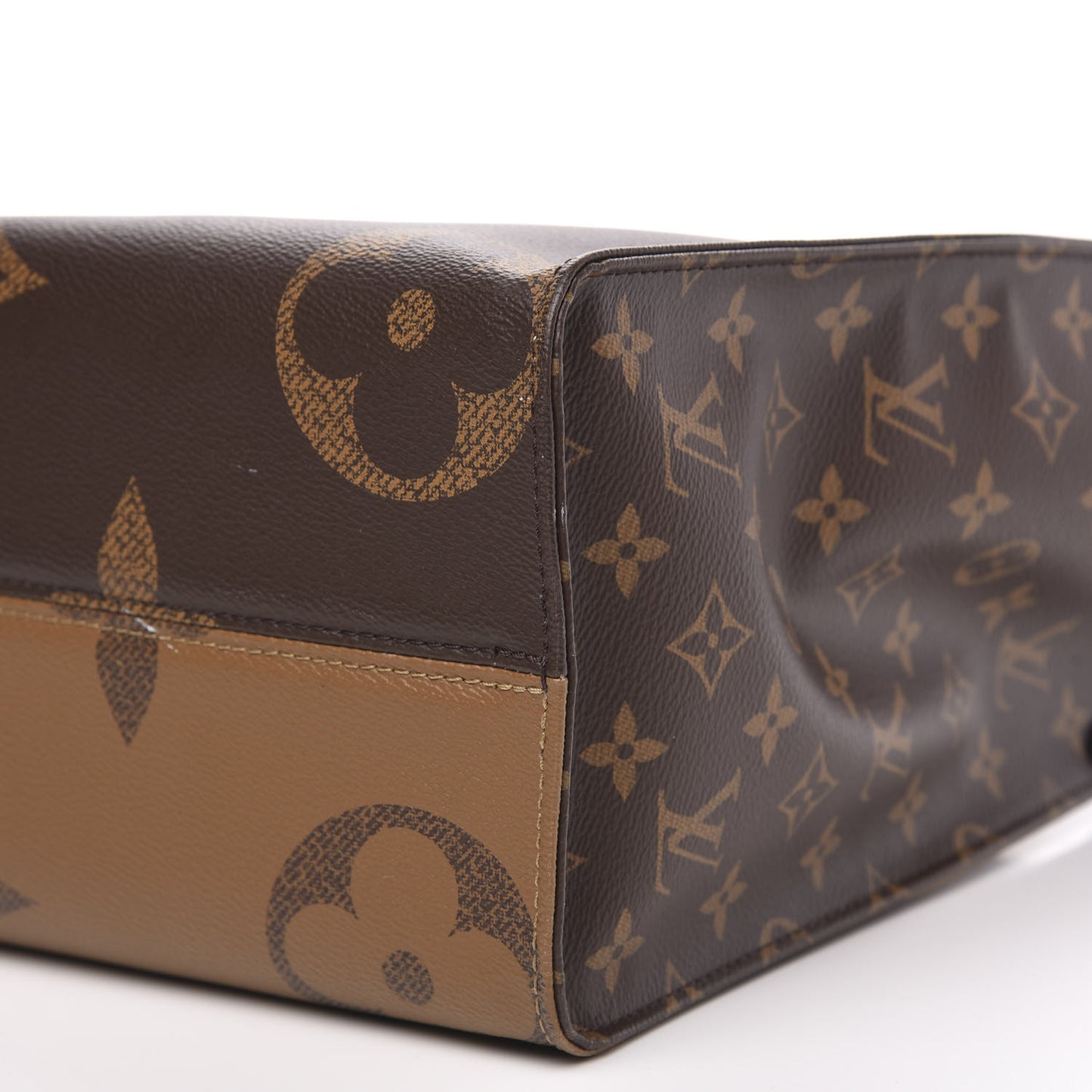 Reverse Monogram Giant Onthego MM