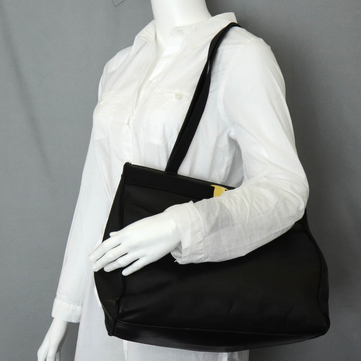 FASHIONPHILE SALVATOREFERRAGAMOLeatherToteBlack 2 of 12