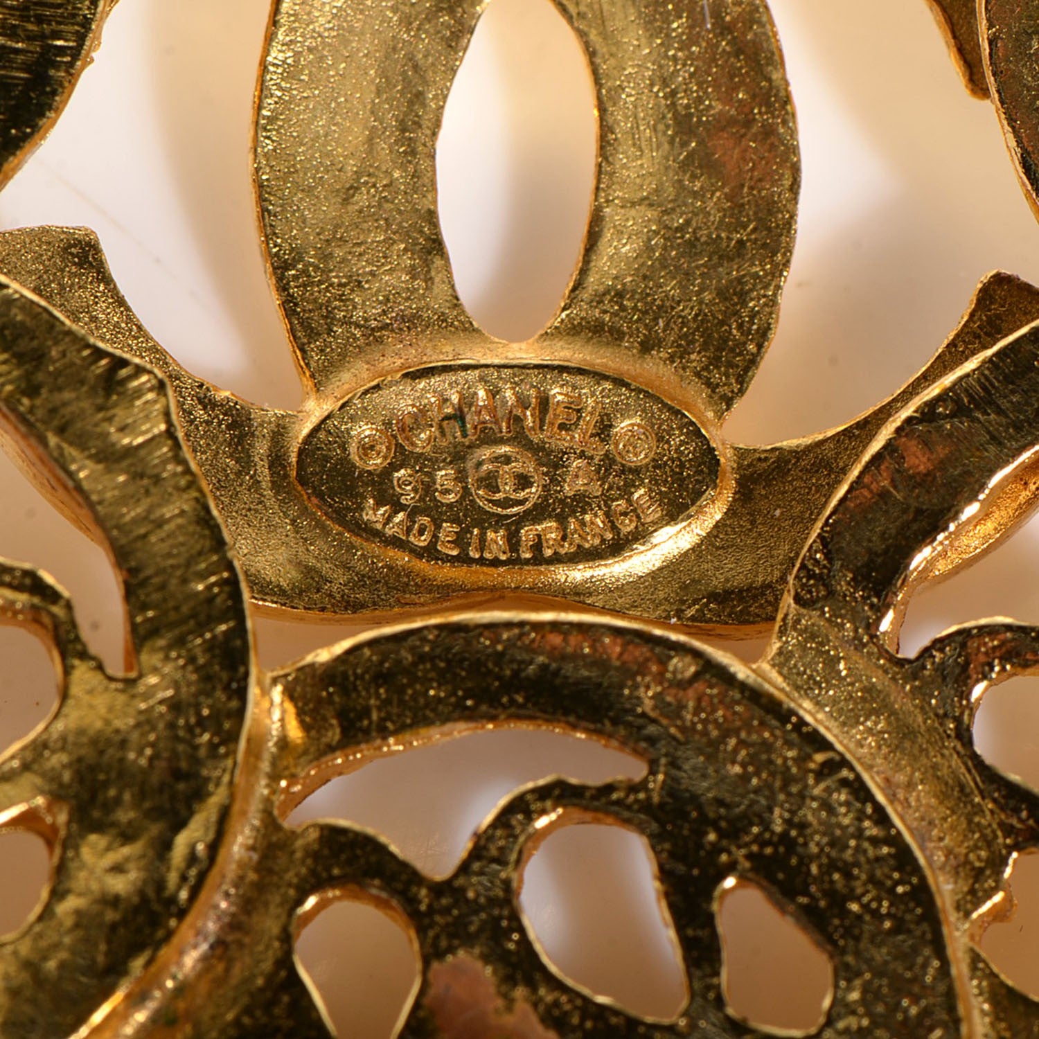 Chanel CC Brooch Gold 4 of 4