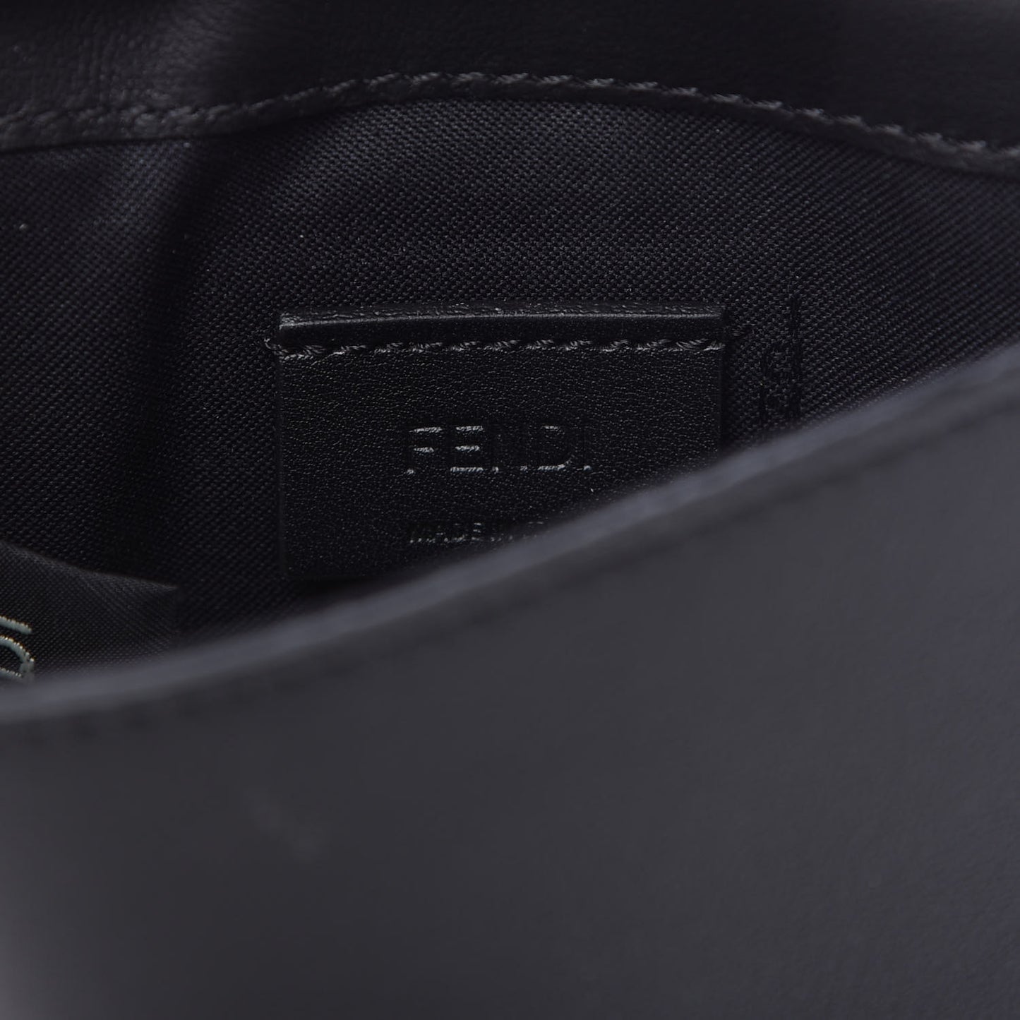 Vitello Grace Matte Kan U Vertical Wallet On Chain Black