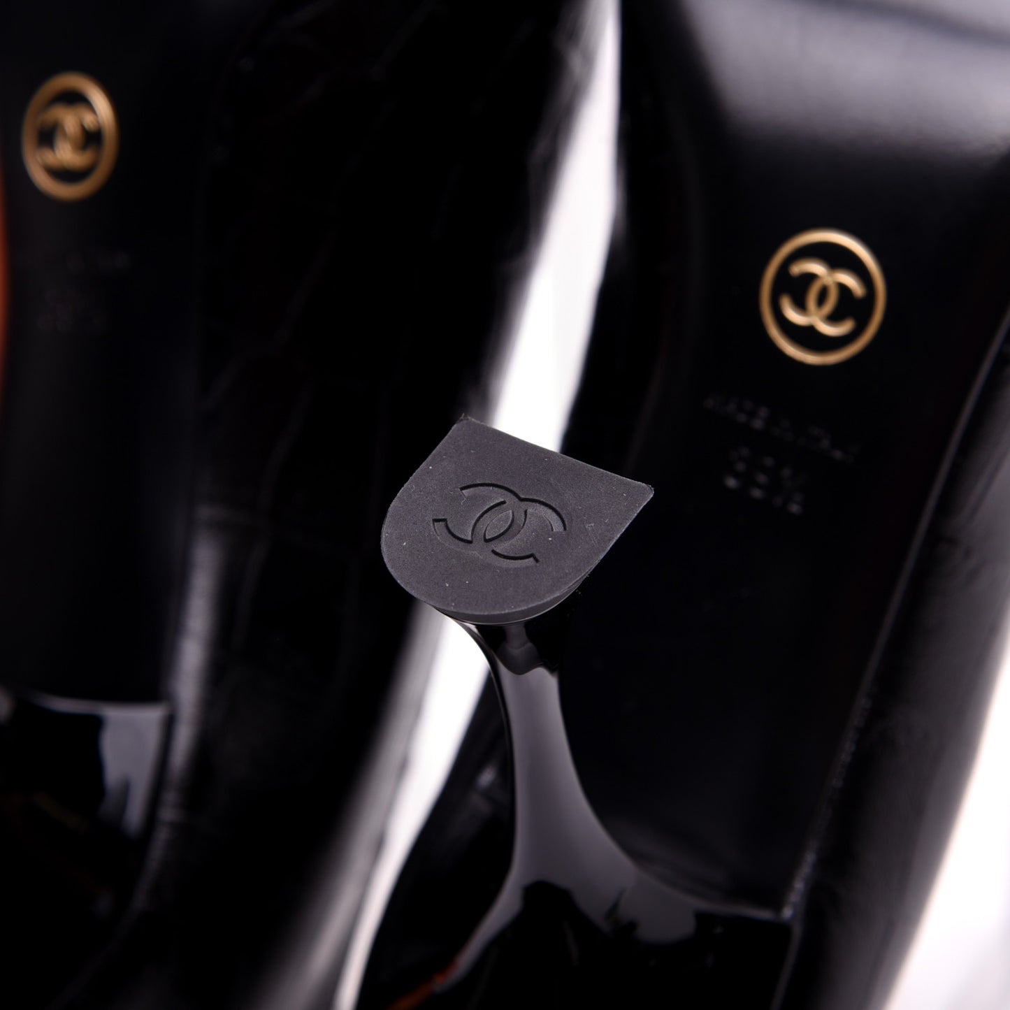 Crocodile Embossed Crumpled Patent Cap Toe Pumps 39.5 Black