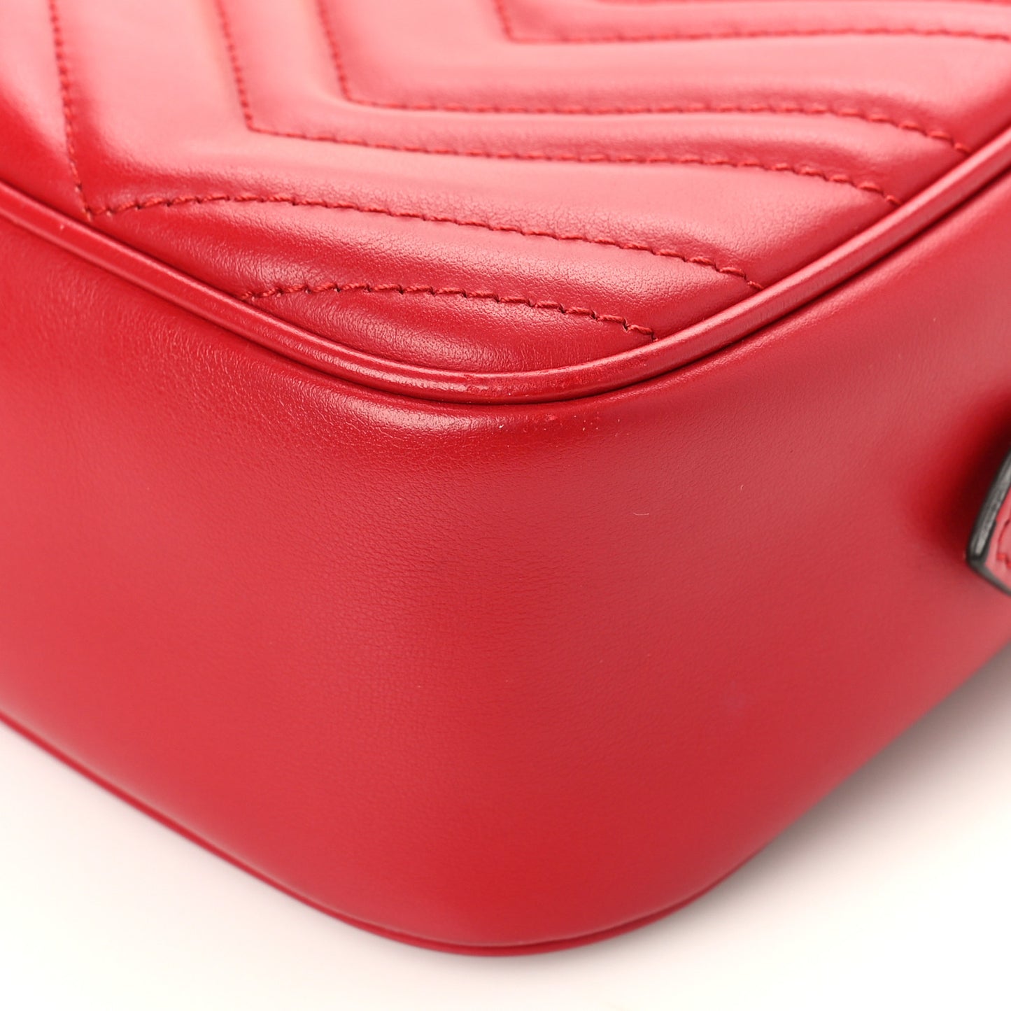 Calfskin Matelasse Small GG Marmont Chain Shoulder Bag Hibiscus Red