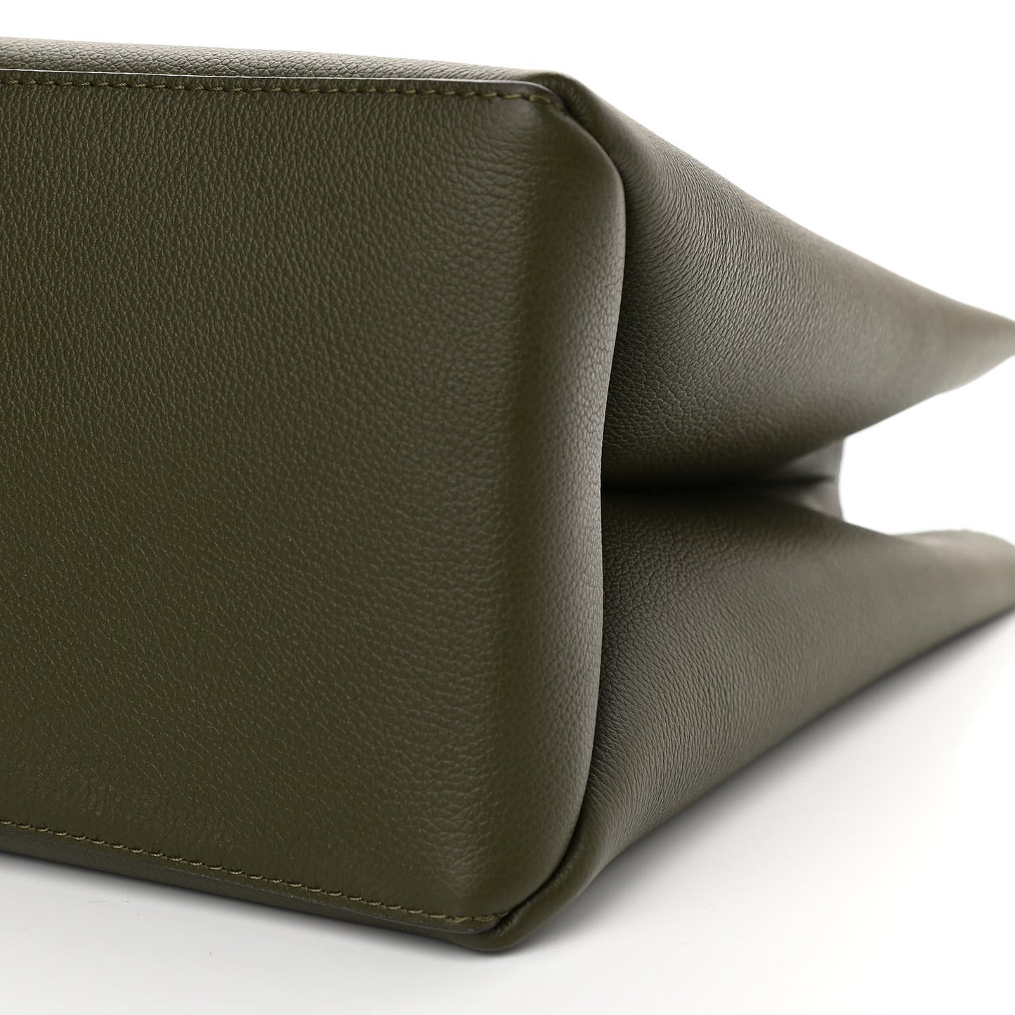 Grained Calfskin Lockme Shopper Kaki