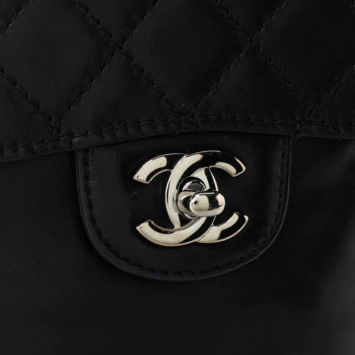Lambskin Quilted Clams Wallet On Chain Black