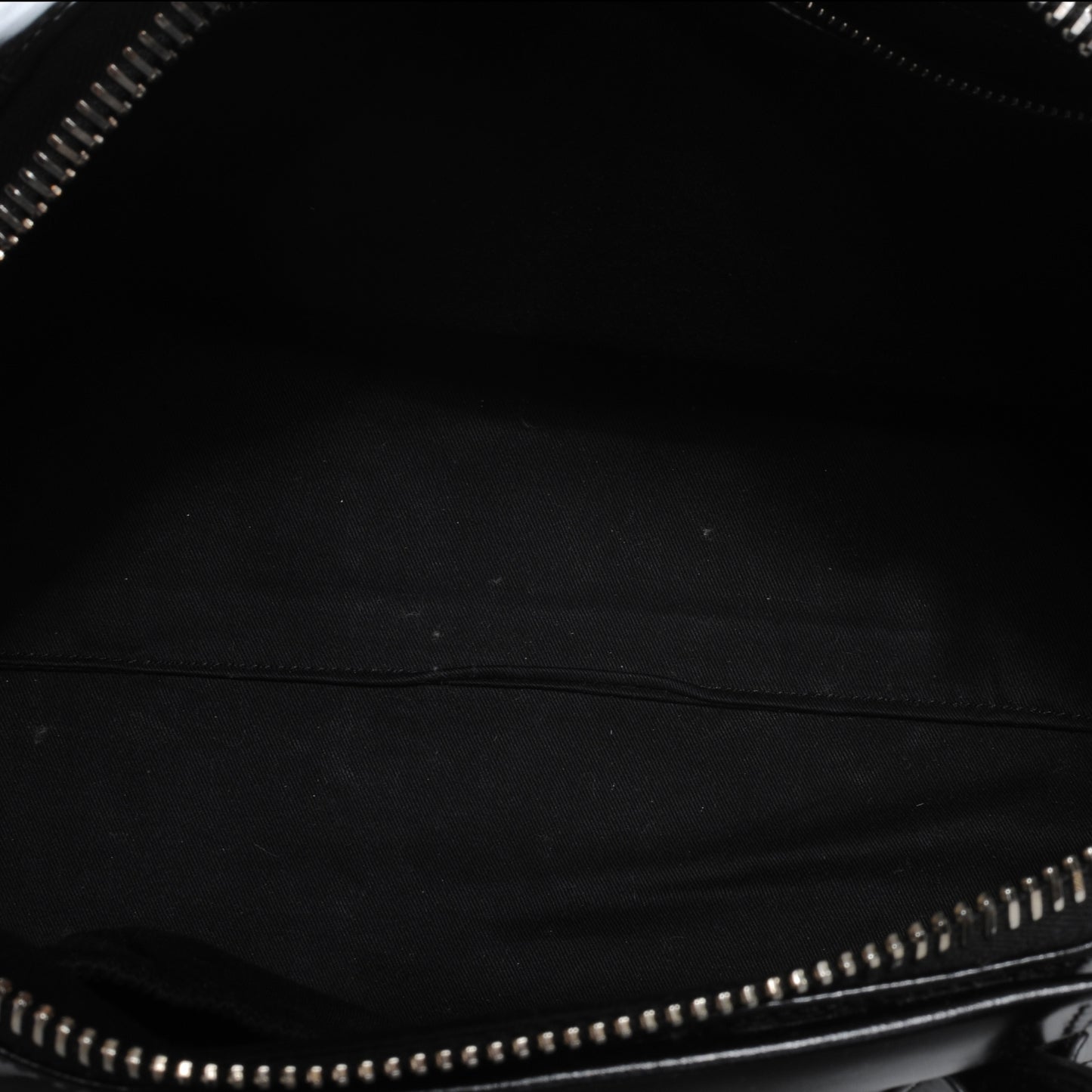 Smooth Calfskin Medium Antigona Black