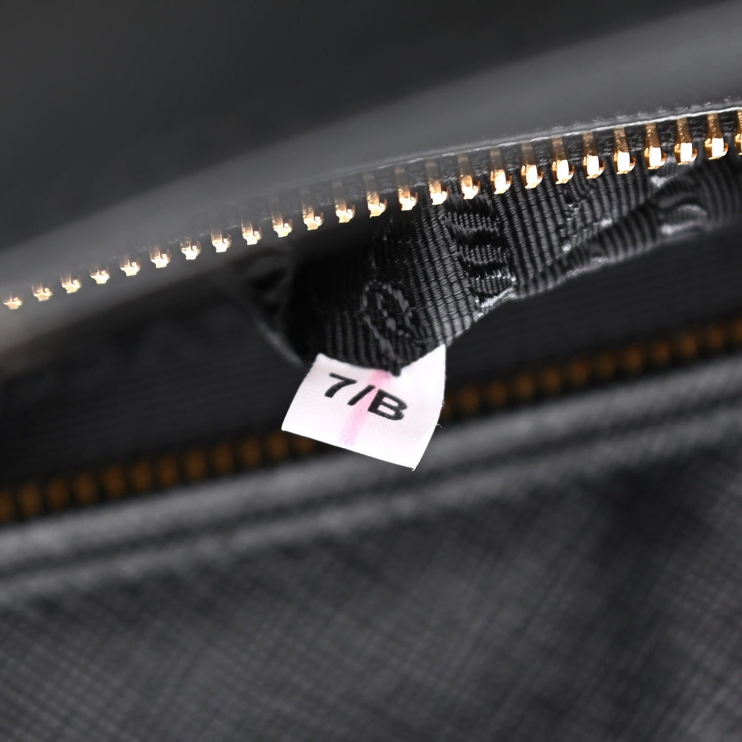 Saffiano Medium Galleria Double Zip Tote Black