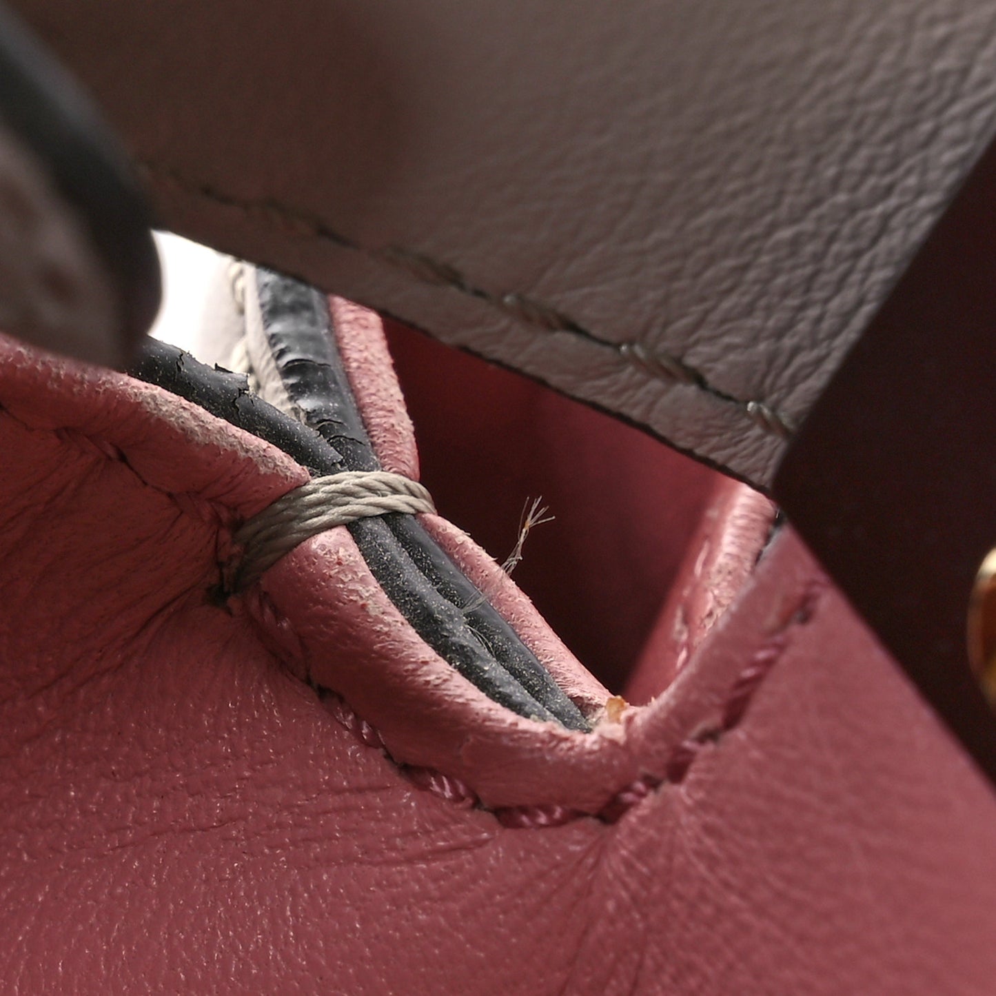 Vitello Seta Shiny Nappa Medium Peekaboo Iconic Satchel Grigio Polvere Magenta