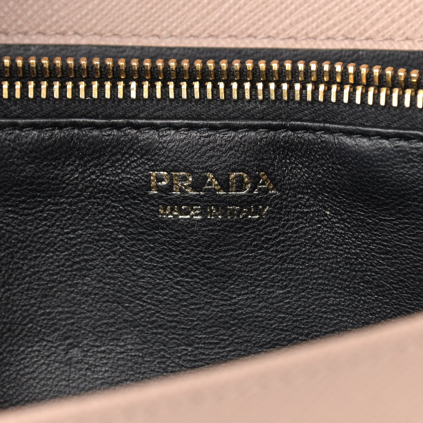 Saffiano Lux Monocrome Chain Wallet Cipria