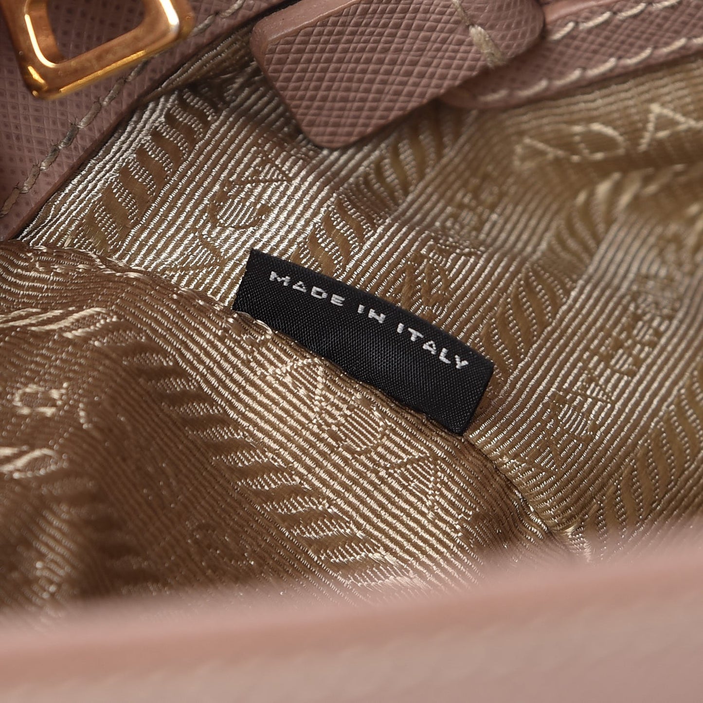 Saffiano Medium Galleria Double Zip Tote Cammeo