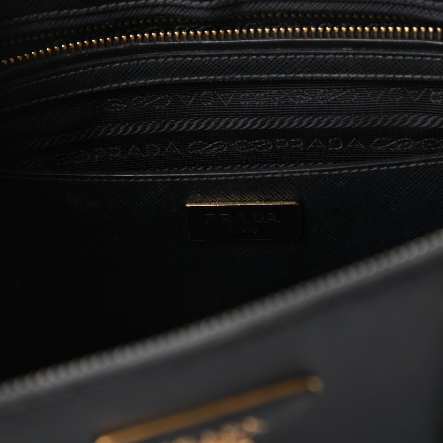 Saffiano Medium Galleria Double Zip Tote Black