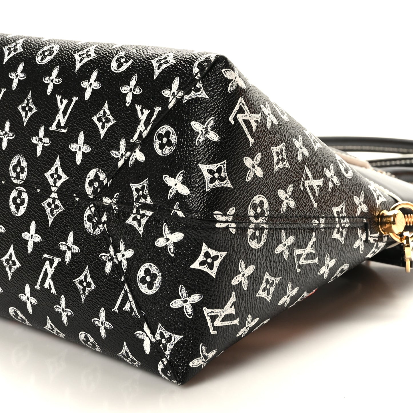 Calfskin Catogram Alma Souple MM Black