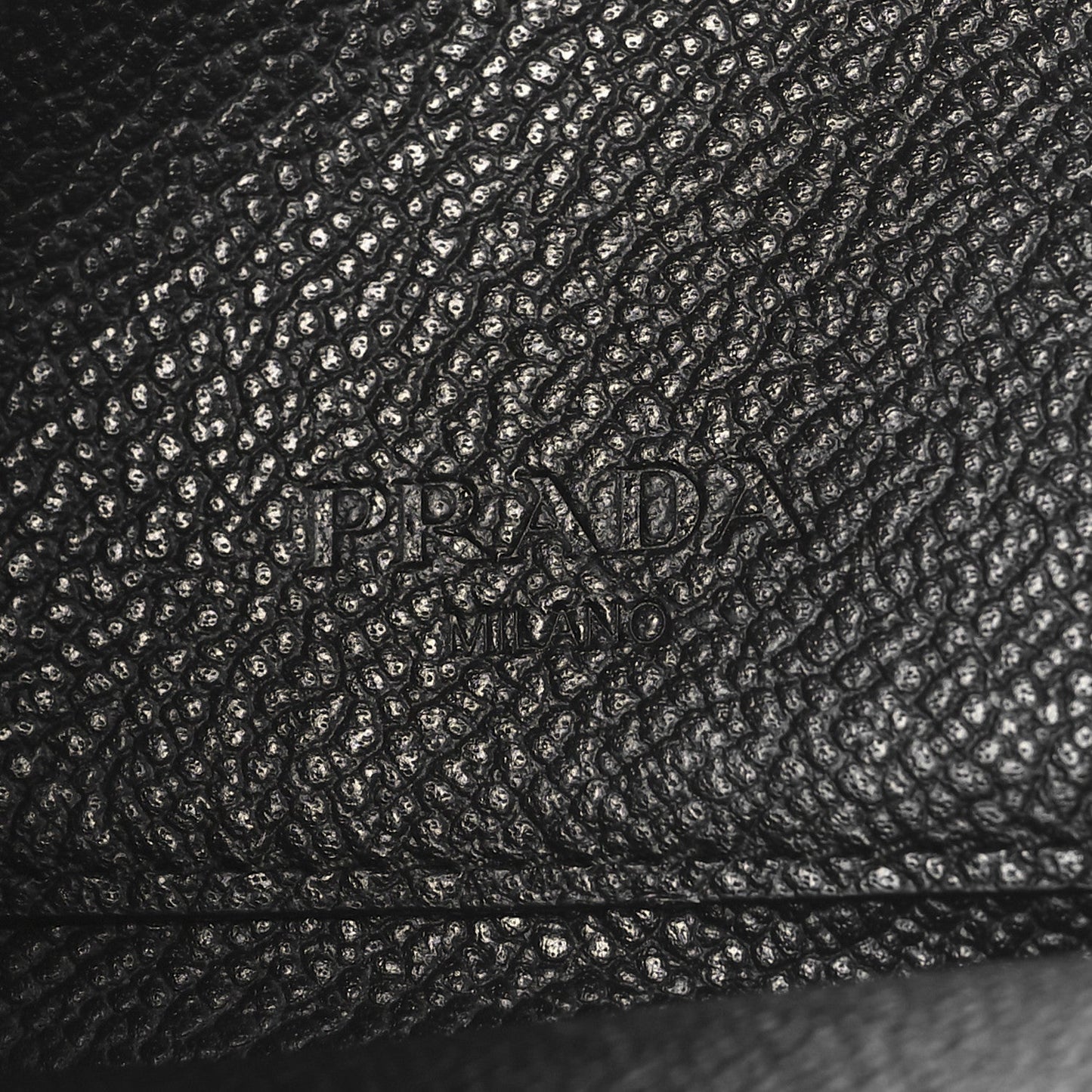 Vitello Micrograin Triangle Zip Card Holder Black